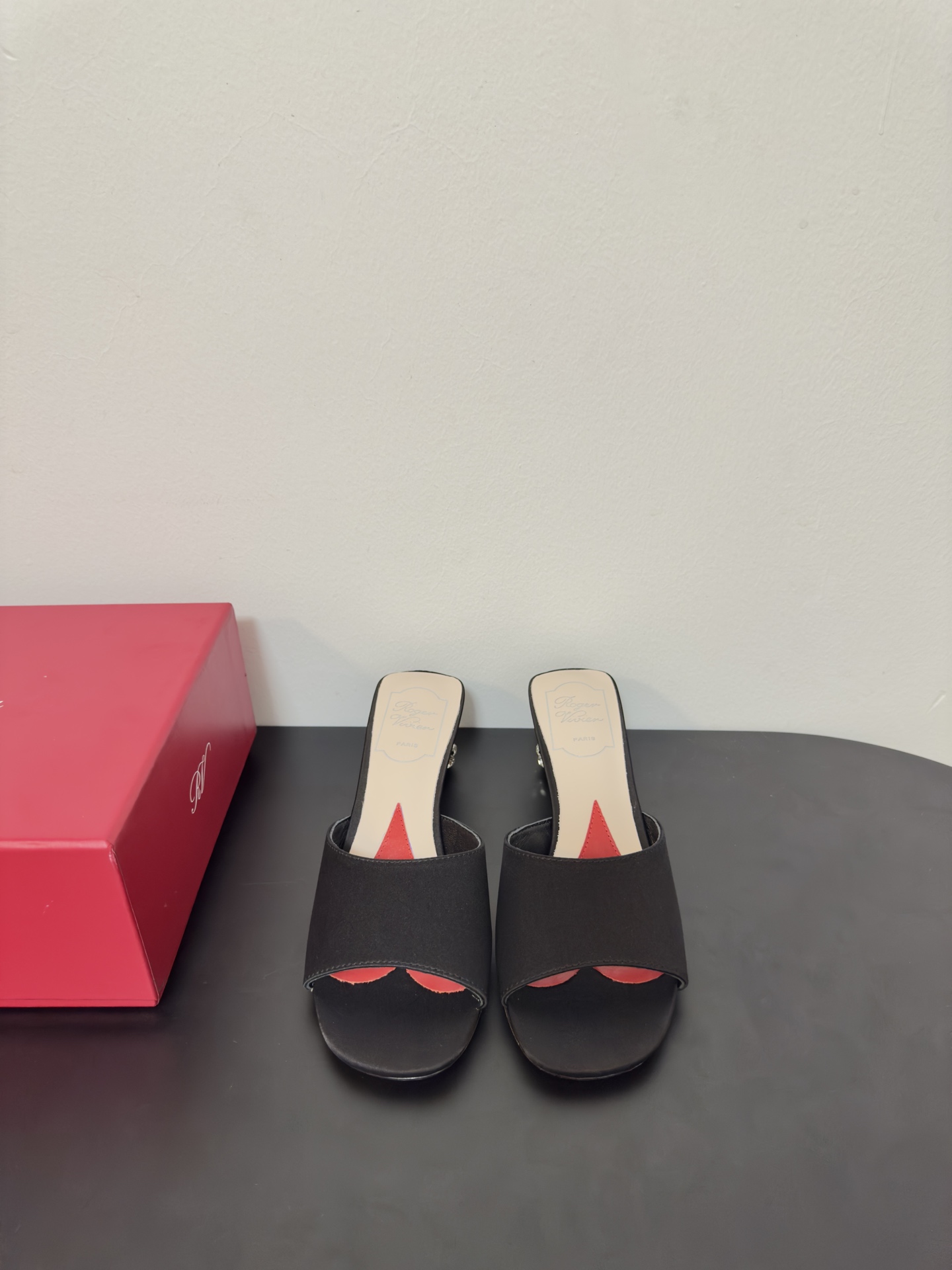 NO:235065,Purchase-Agent 2025 Spring and Summer New RV Rhinestone Heel Slippers RV is simply crazy and beautiful to a new level!  Jewelry on the toe is well-deserved. This mules shoes are made of napa leather, comfortable and elegant. The special spherical heel is inlaid with flash diamonds and the inner sole is embedded with heart-shaped pattern. The exquisite lady makes you calm and comfortable all day. Upper imported mixed-bred sheepskin/skin lining imported genuine leather outsole size 35-39 (34/40/41 custom-made non-return and exchange), slippers, slippers, sheepskin, Leather soles19860909批 代购级2025春夏新款RV 水钻跟凉拖鞋 rv简直杀疯了,美出新高度！足尖上的珠宝名不虚传 本款穆勒鞋以纳帕皮革制成,舒适又优雅,特别的球形跟镶嵌闪钻,内底嵌以心形图案.精致淑女,让您从容自在一整天. 鞋面进口混种羊皮/羊皮内里 进口真皮大底 码数35-39（34/40/41定制不退换）,拖鞋,slippers,sheepskin,Leather soles,Women's Shoes