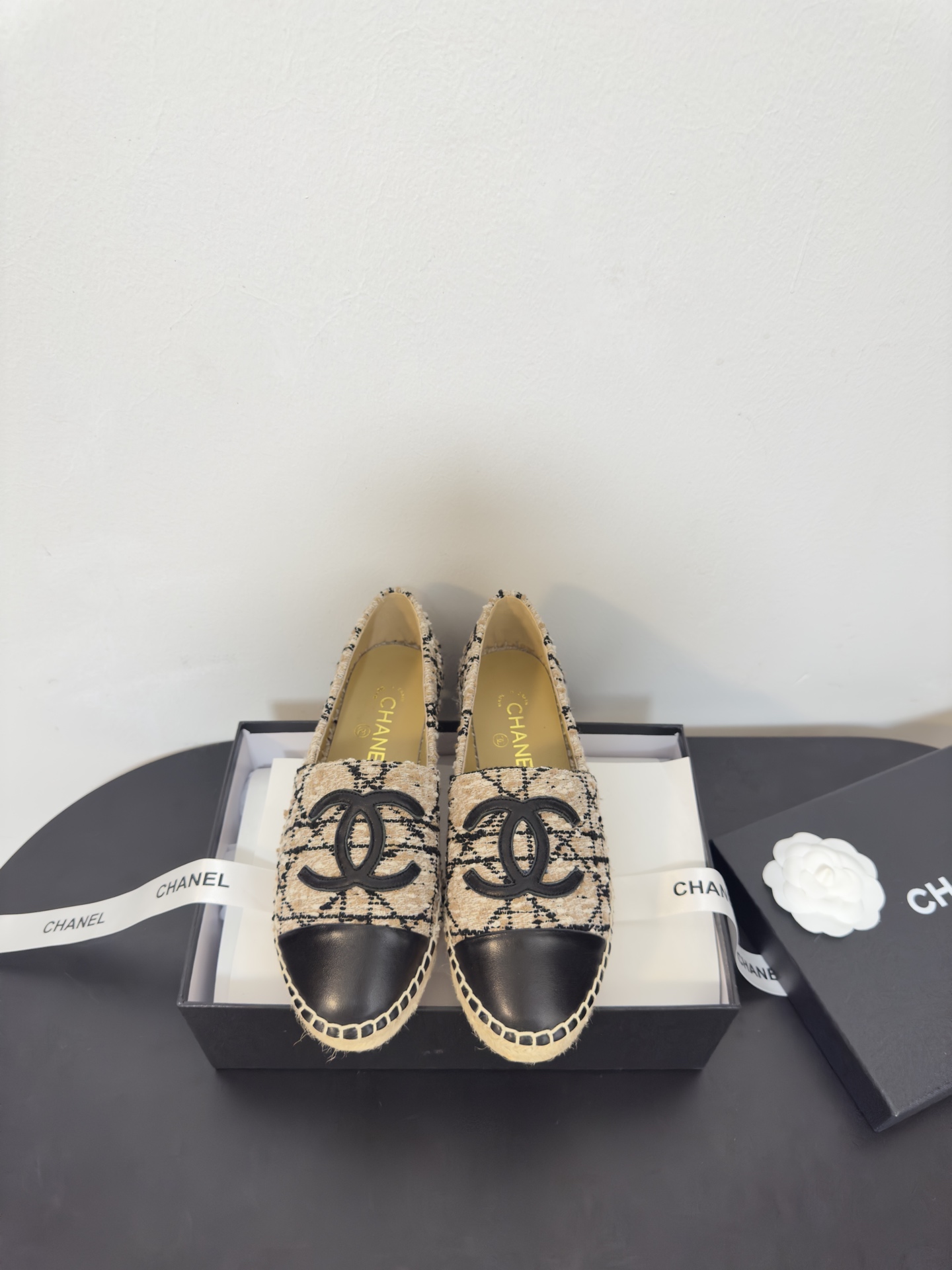 NO:235062,Chanel2025ss new color combination hemp rope bottom fisherman shoes top version exclusive version original customized tweed, high density no leaks, complete and seamless silk sheepskin inner lining, original glue-injected translucent rubber original color hemp bottom, latest bottom flower logo!  Size35-40, (custom made 34, 41 non-return and exchange), fisherman's shoes, chanel, espadrilles, sheepskin19860909批 Chanel2025ss新配色麻绳底渔夫鞋 顶级版本 独家对版原版定制呢子,高密度不漏底,完整不断开无接缝丝绸羊皮内里,原版注胶半透明橡胶原色麻底,最新底花logo！ Size35-40,（定做34,41不退换）,渔夫鞋,chanel,espadrilles,sheepskin,Women's Shoes