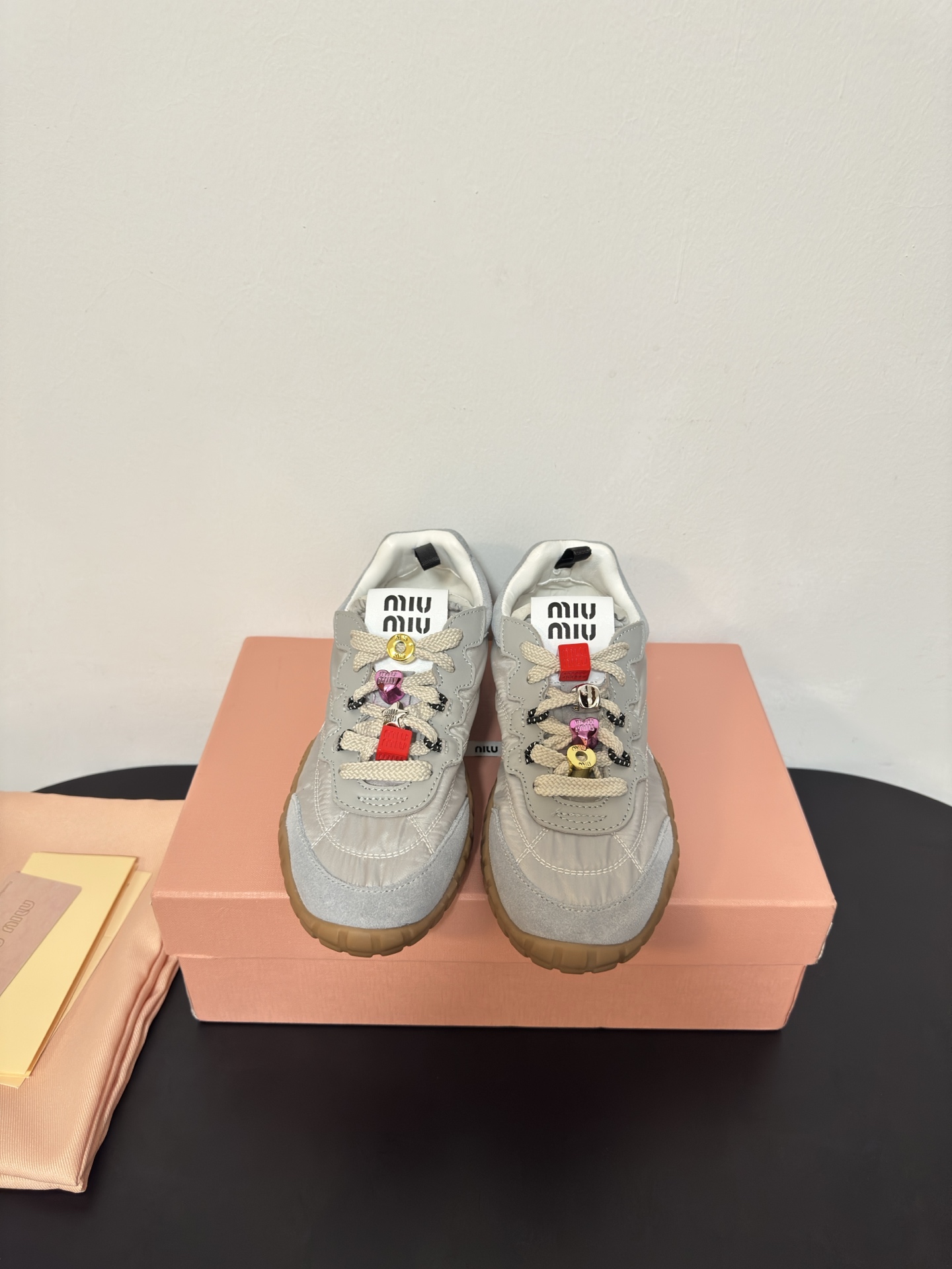 NO:234428,MiuMi* 25ss Spring and Summer New Cookie Shoes Forrest Gump Shoes Casual Sneakers Miumiu Latest Popular Design, Miu Miu style is integrated with the simple lines of this thick-soled canvas sneaker, the chic logo is decorated on the tongue and back of the shoe, embellished with retro design, adding iconic elements!  Thick sole design defines avant-garde modern style. Original custom fabric/beef velvet. Original imported soft lamb wool. Original open molded anti-slip rubber outsole. Size#35-40 (40 customization without return or exchange), casual shoes/sports shoes, miumiu, sneakers19860909MiuMi* 缪缪 25ss 春夏新款 饼干鞋 阿甘鞋休闲运动鞋 miumiu最新爆款 前卫大胆的设计,Miu Miu风格融于此款厚底帆布运动鞋的简约线条, 别致徽标饰于鞋舌与背面,点缀复古设计,平添标志性元素！厚底设计定义前卫的现代风格 面料原版定制布料/牛反绒 内里原版进口柔软羊羔毛 鞋底原版开模防滑橡胶大底 Size#35-40（40定制不退换）,休闲鞋/运动鞋,miumiu,sneakers,Women's Shoes