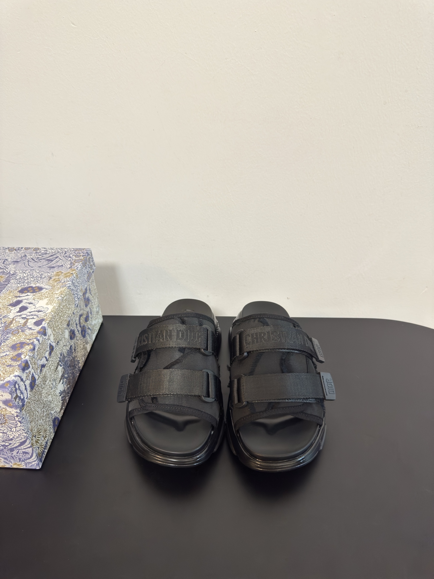 NO:237765,Dior high-version slippers, new classic style purchasing grade quality foreign counter hot thick-soled sandals, original custom-made special electric embroidery material, original sole opening 1.1 (lightweight) thick heel 5cm forefoot 3cm size 35-40, slippers, dior, dior, sandals, slippers19860909批 Dior迪奥高版本拖鞋,新品经典款代购级别品质国外专柜爆款厚底凉鞋 鞋面内里原版定制特殊电绣材料, 鞋底原版开模1.1（轻便） 底厚后跟5cm 前掌3cm 码数35-40,拖鞋,dior,dior,sandals,slippers,Women's Shoes