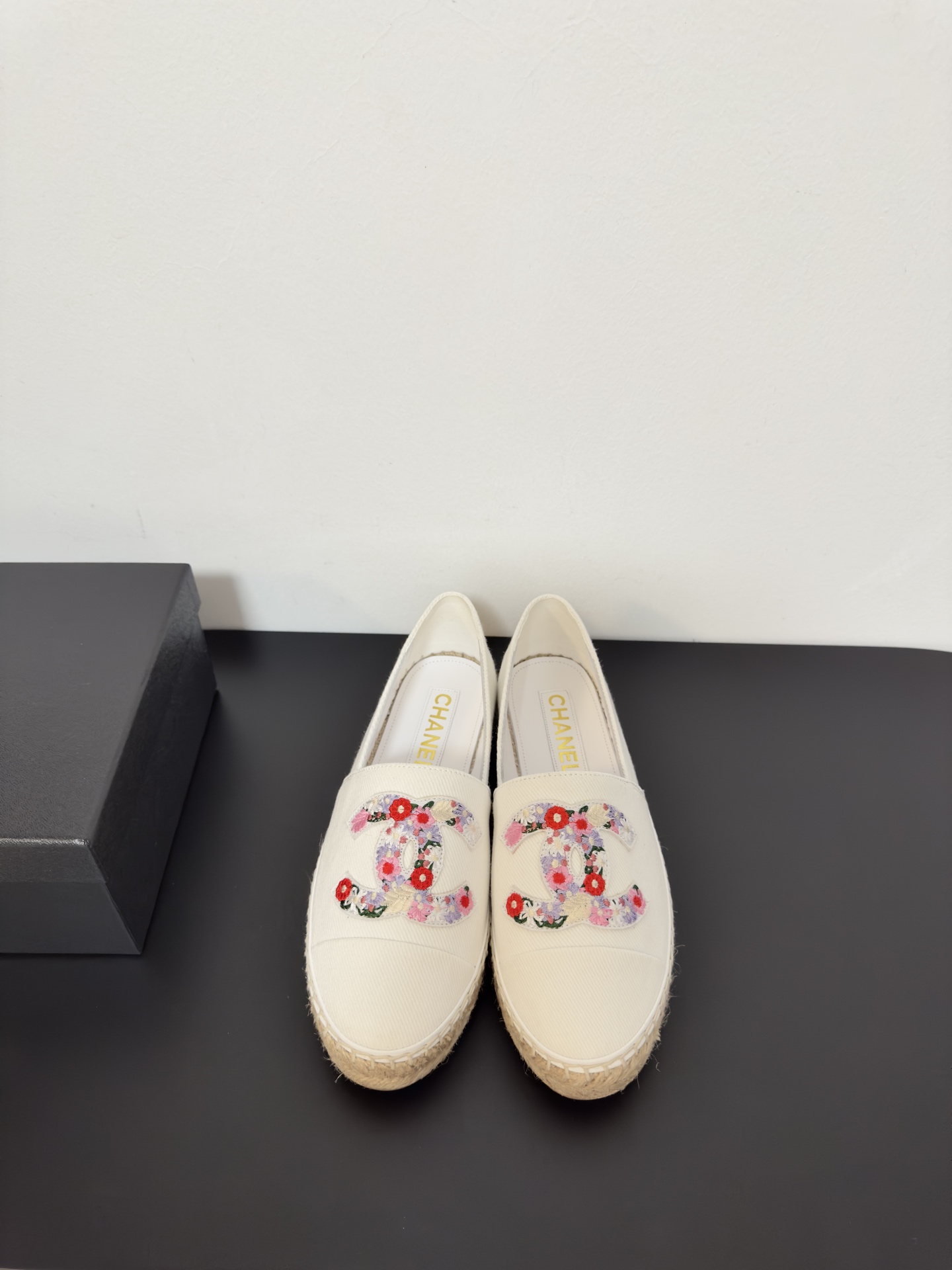 NO:237768,Chanel2025ss new color combination hemp rope bottom fisherman shoes top version Exclusive version electric embroidery flowers, high-density no leaks, complete and seamless silk sheepskin inner lining, original glue-injected translucent rubber original color hemp bottom, latest bottom flower logo!  Size35-40, (custom made 34, 41 non-return and exchange), fisherman's shoes, chanel, espadrilles, sheepskin19860909批 Chanel2025ss新配色麻绳底渔夫鞋 顶级版本 独家对版电绣花朵,高密度不漏底,完整不断开无接缝丝绸羊皮内里,原版注胶半透明橡胶原色麻底,最新底花logo！ Size35-40,（定做34,41不退换）,渔夫鞋,chanel,espadrilles,sheepskin,Women's Shoes