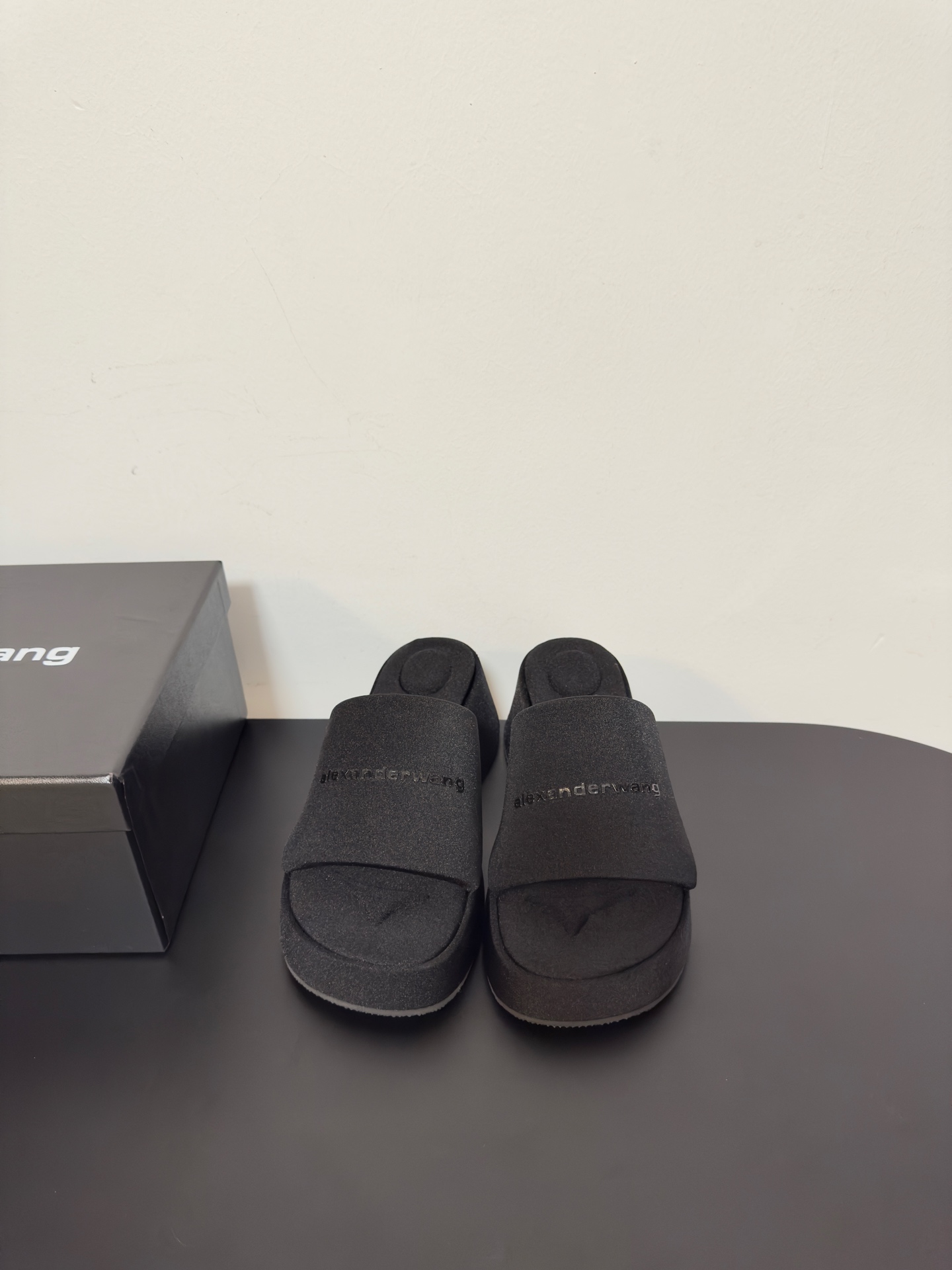 NO:237762,Alexanderwang aw new thick-soled slippers, the same style as the new white, is so fashionable. It is comfortable and convenient to wear, and the large thick-soled slippers is really a blessing for a short person!  Outsole belt has a little slope, size 35-39 40 41 Custom made non-return and exchange, slippers, slippers19860909批 alexanderwang aw新款厚底拖鞋 小白同款上脚,时髦到不行.上脚舒适方便,大厚底真的是矮个儿福音！大底带有点坡度, 码数35-39 40 41定做不退换,拖鞋,slippers,Women's Shoes