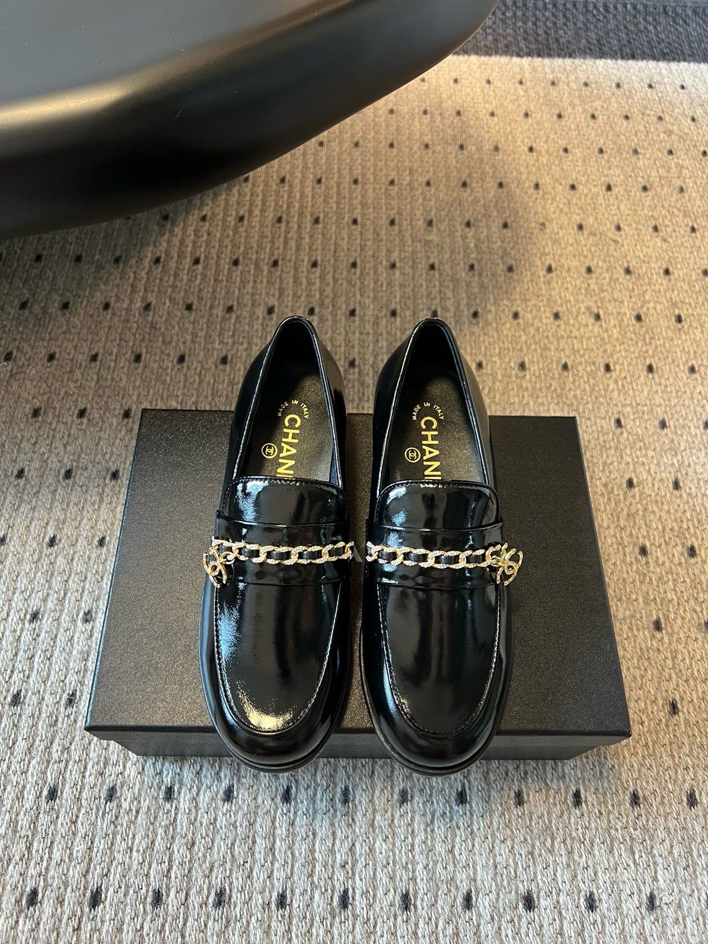 NO:443561,Chanel 25ss Xiaoxiang New style Chain terms Loafers Spring and summer must-have hot products Xiangjia Xiangjia New Loafers The design is simple and high-end, super versatile! Chain embellishment! Imported cowhide The texture of natural animal leather visible to the naked eye! Top version, no pressure in and out of the cabinet, very book-like and elegant on the feet, super good feeling of feet, versatile items, goddess series, with the elegant and famous temperament of Xiangjia, super durable, irresistible, heart-wonderful... Cowhide upper, inner sheepskin, imported genuine leather sole, Size: 35-41 (41 custom made, no return or exchange), loafers semi-trailer, chanel, chanel, loafers, cowhide, sheepskin, Leather soles19860909Chanel 25ss 小香 新款 链条款 乐福鞋春夏香家必备爆款 香奶奶新品乐福鞋 设计简约高级,超级百搭款！链条点缀！进口牛皮肉眼可见的天然动物皮革的质感！顶级版本 进出柜柜无压力 上脚很有书香气质 脚感超好 百搭单品 女神系列,拥有香家特色优雅名媛气质,超级耐看,让人无法抗拒,心动ing…… 鞋面牛皮 內里羊皮 大底进口真皮大底 码数:35-41（41定制不退换）,乐福鞋半拖,chanel,chanel,loafers,cowhide,sheepskin,Leather soles,Women's Shoes