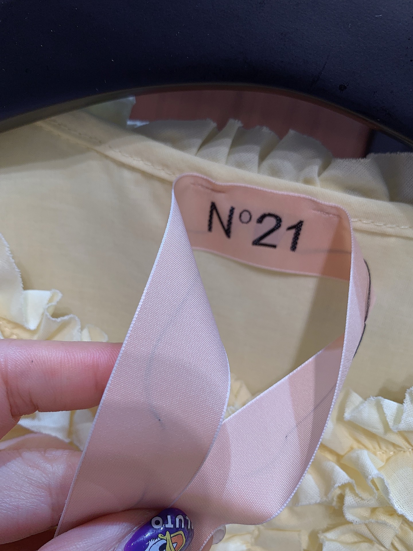 ✨✨✨N21 ✨✨✨2026春夏新款💫甜酷风就要这样穿！砍肩设计秀出迷人锁骨，胸前木耳百褶设计显得高级精