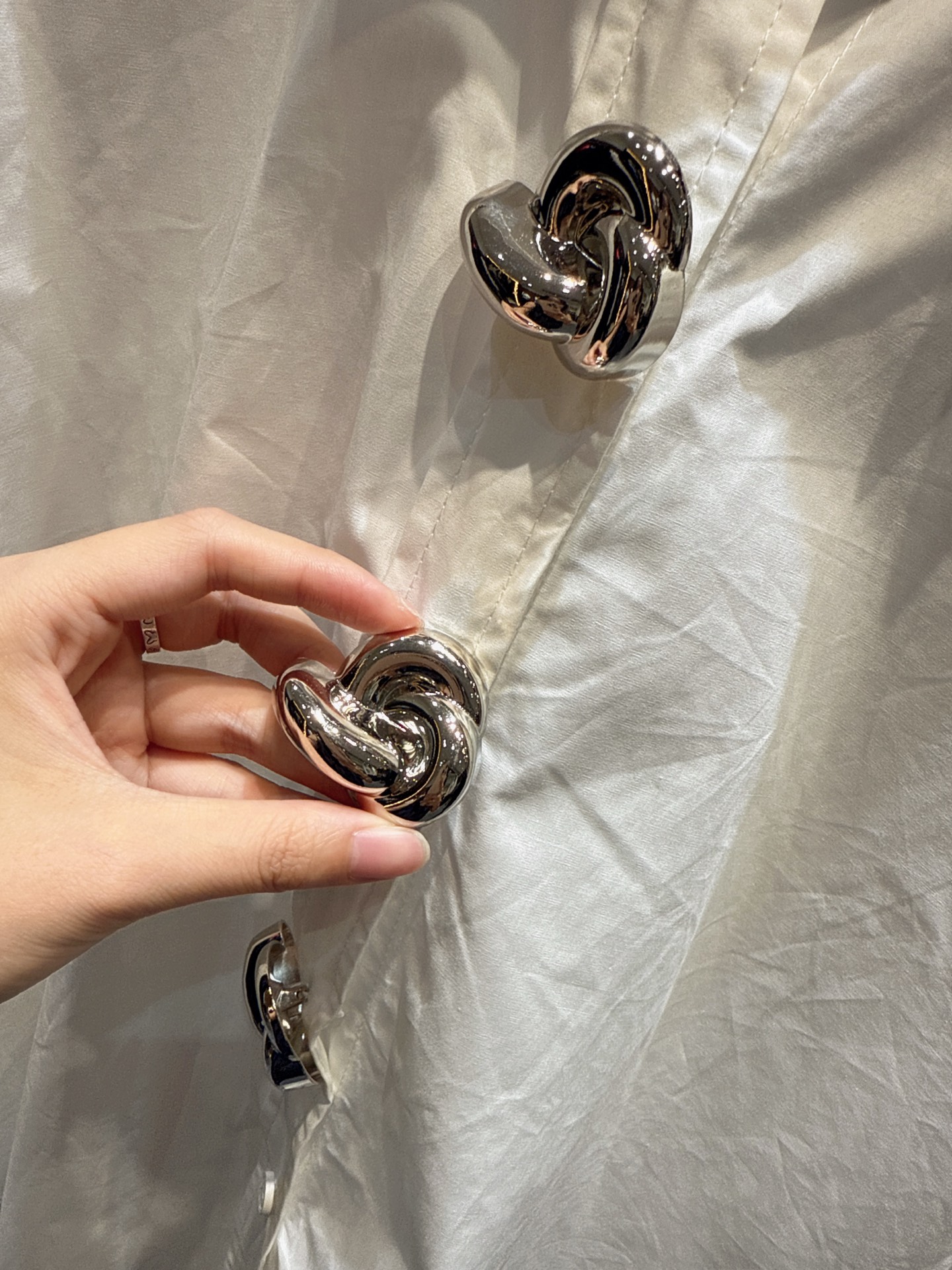✨✨✨玛吉拉✨✨✨2025 秋季新品🍂 极简设计，细节制胜！这款翻领衬衫长袖以利落剪裁打造干练气质，溜肩