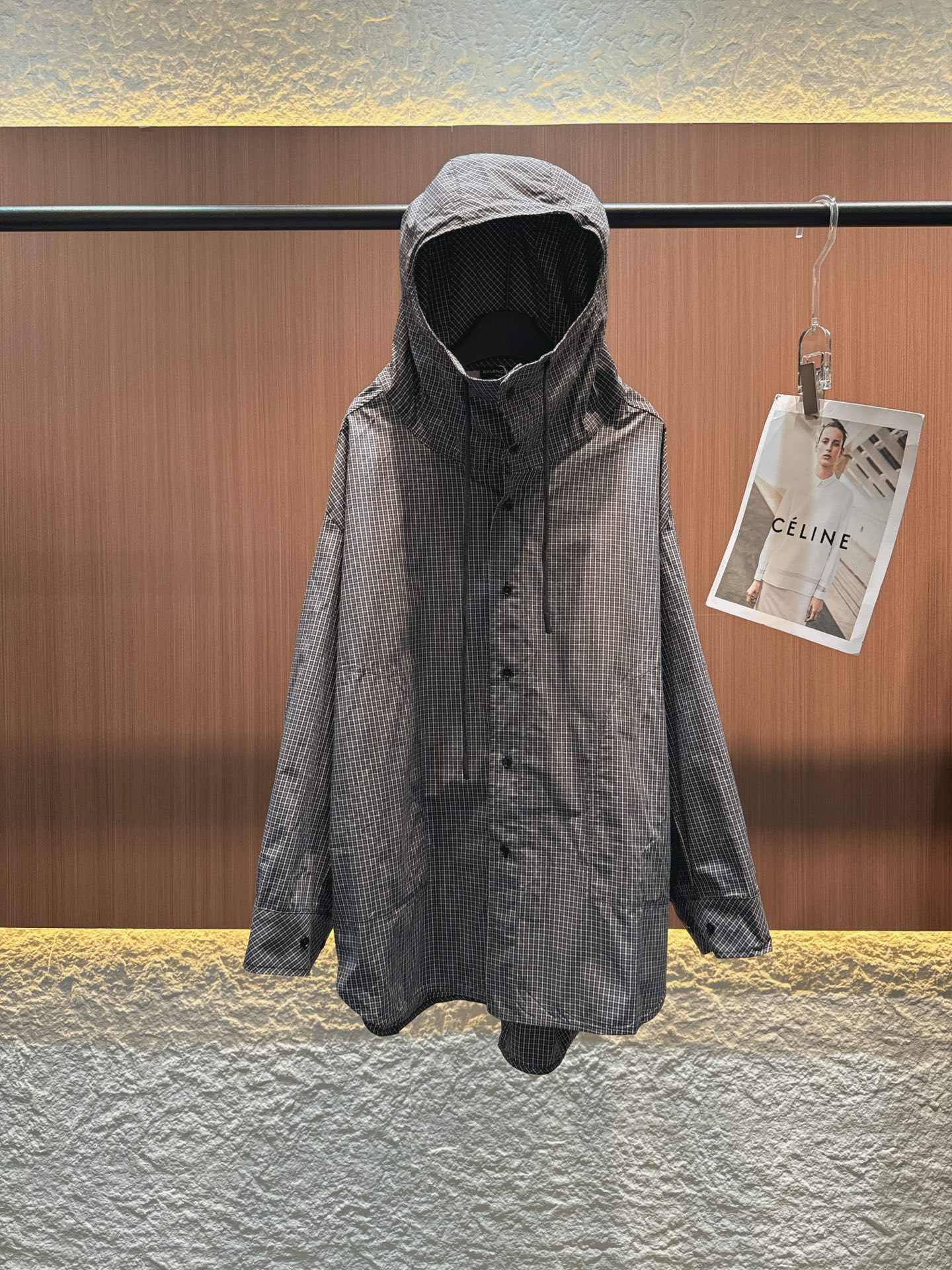 ✨✨✨巴黎世家✨✨✨ 【解构主义格纹，街头高阶玩家】巴黎世家这款连帽抽绳衬衫外套以不规则开叉下摆打破传统
