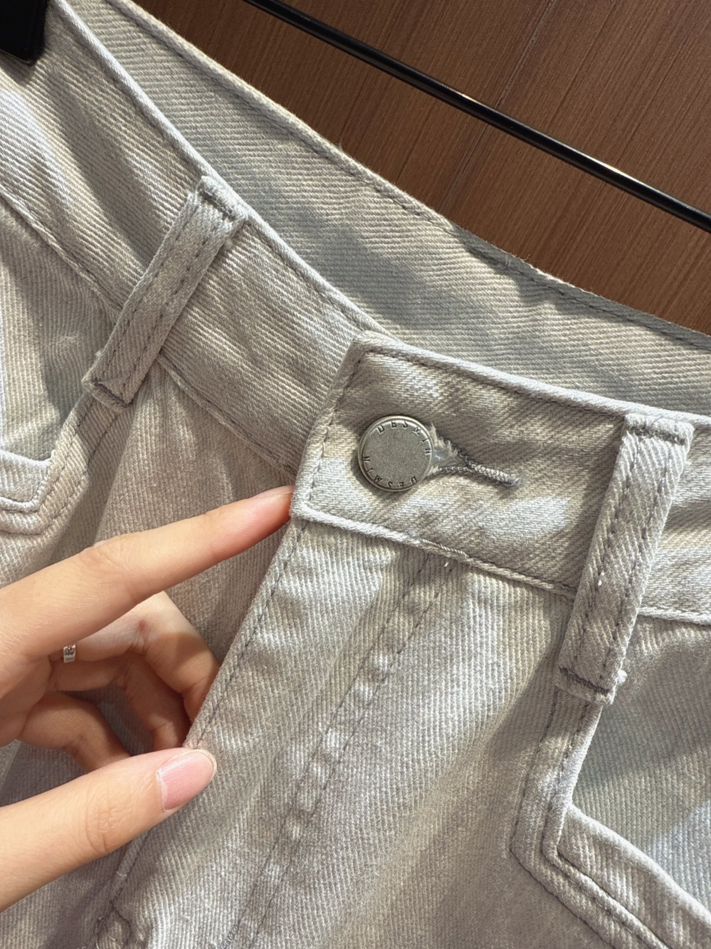 ✨✨✨Acne✨✨✨这款灰白色高腰直筒牛仔裤，以极简剪裁诠释高级感。高腰设计优化比例，轻松拉长腿型；直筒