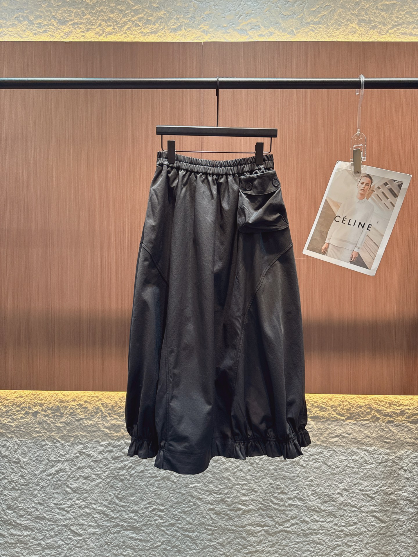✨✨✨Enfold✨✨✨ 2025秋冬新品 侧边立体大口袋注入实用机能风，搭配下摆层叠褶皱花边，刚柔碰撞