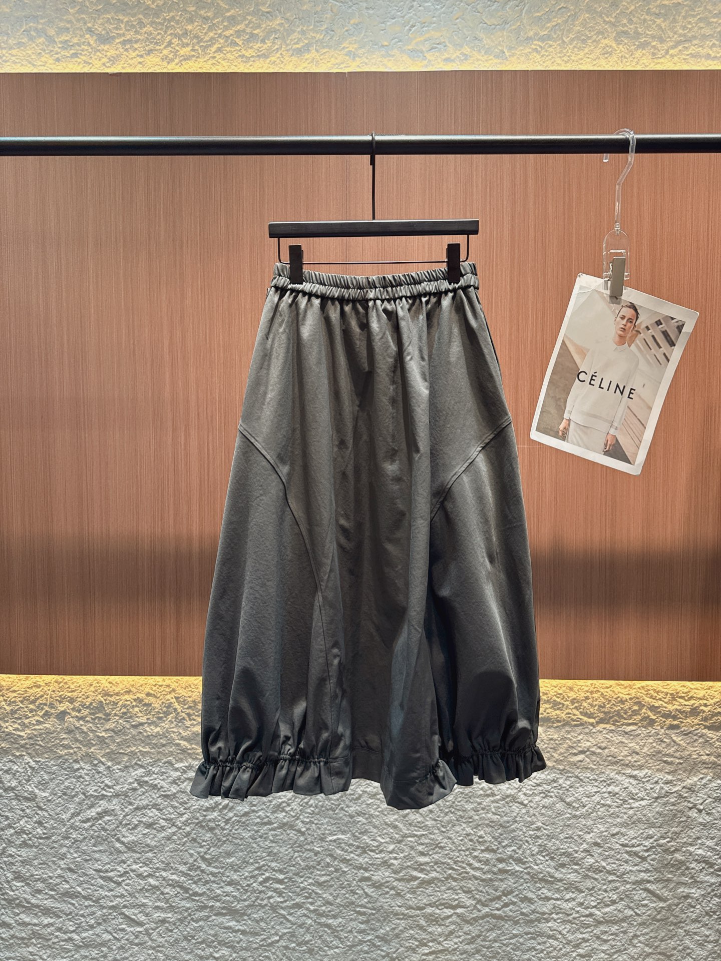 ✨✨✨Enfold✨✨✨ 2025秋冬新品 侧边立体大口袋注入实用机能风，搭配下摆层叠褶皱花边，刚柔碰撞