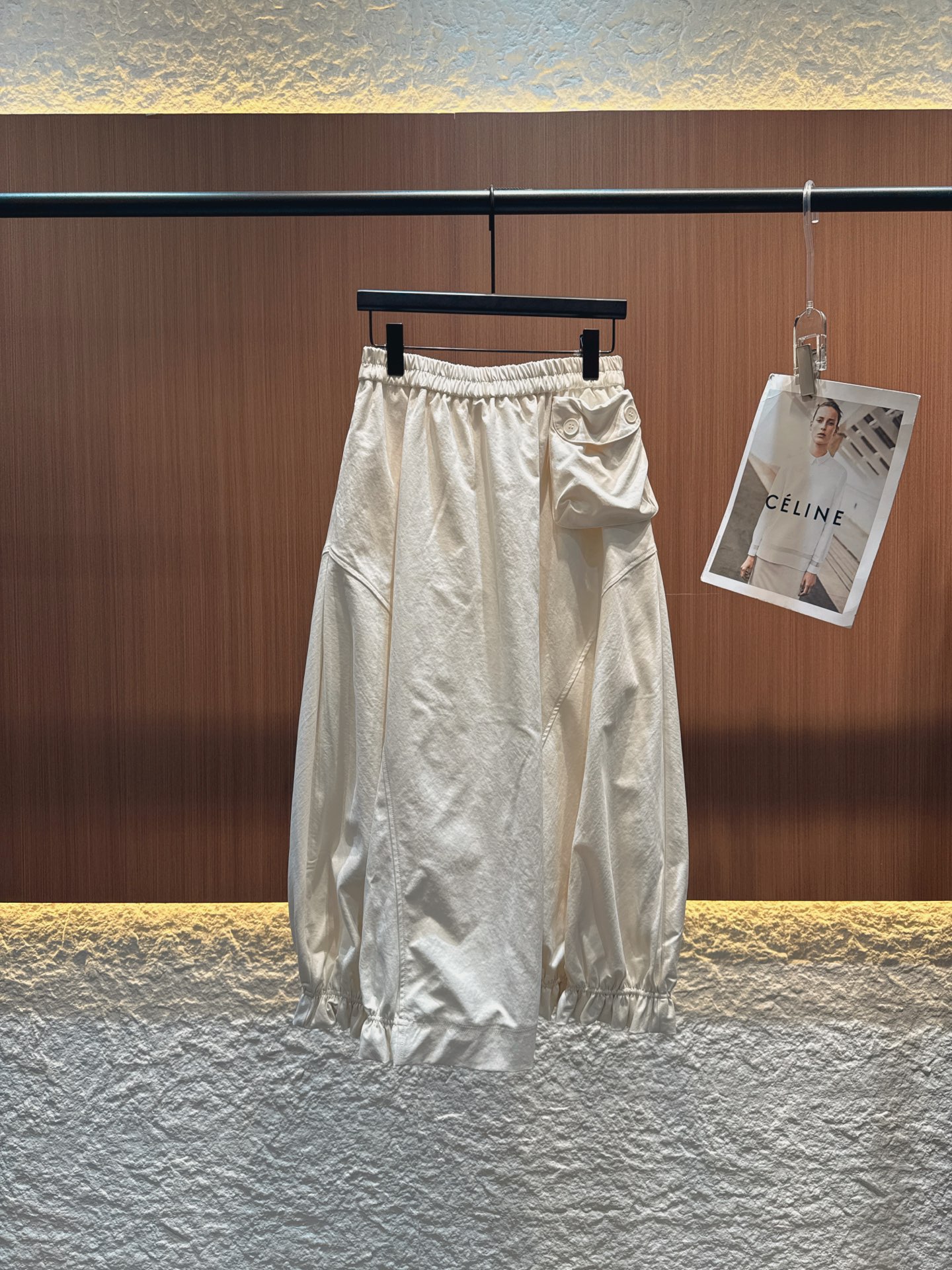 ✨✨✨Enfold✨✨✨ 2025秋冬新品 侧边立体大口袋注入实用机能风，搭配下摆层叠褶皱花边，刚柔碰撞
