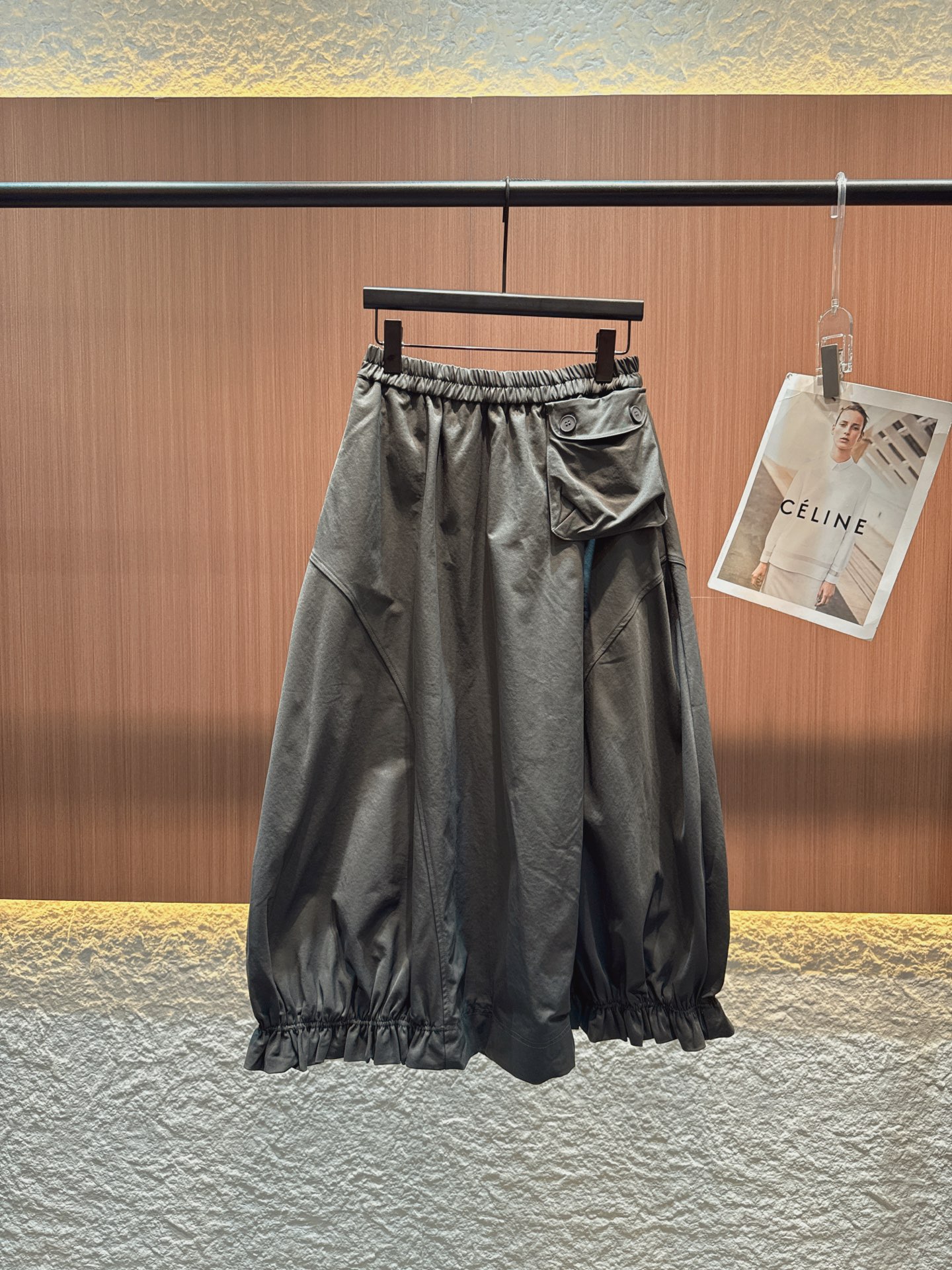 ✨✨✨Enfold✨✨✨ 2025秋冬新品 侧边立体大口袋注入实用机能风，搭配下摆层叠褶皱花边，刚柔碰撞