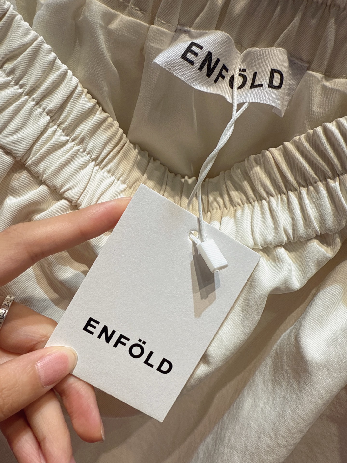 ✨✨✨Enfold✨✨✨ 2025秋冬新品 侧边立体大口袋注入实用机能风，搭配下摆层叠褶皱花边，刚柔碰撞