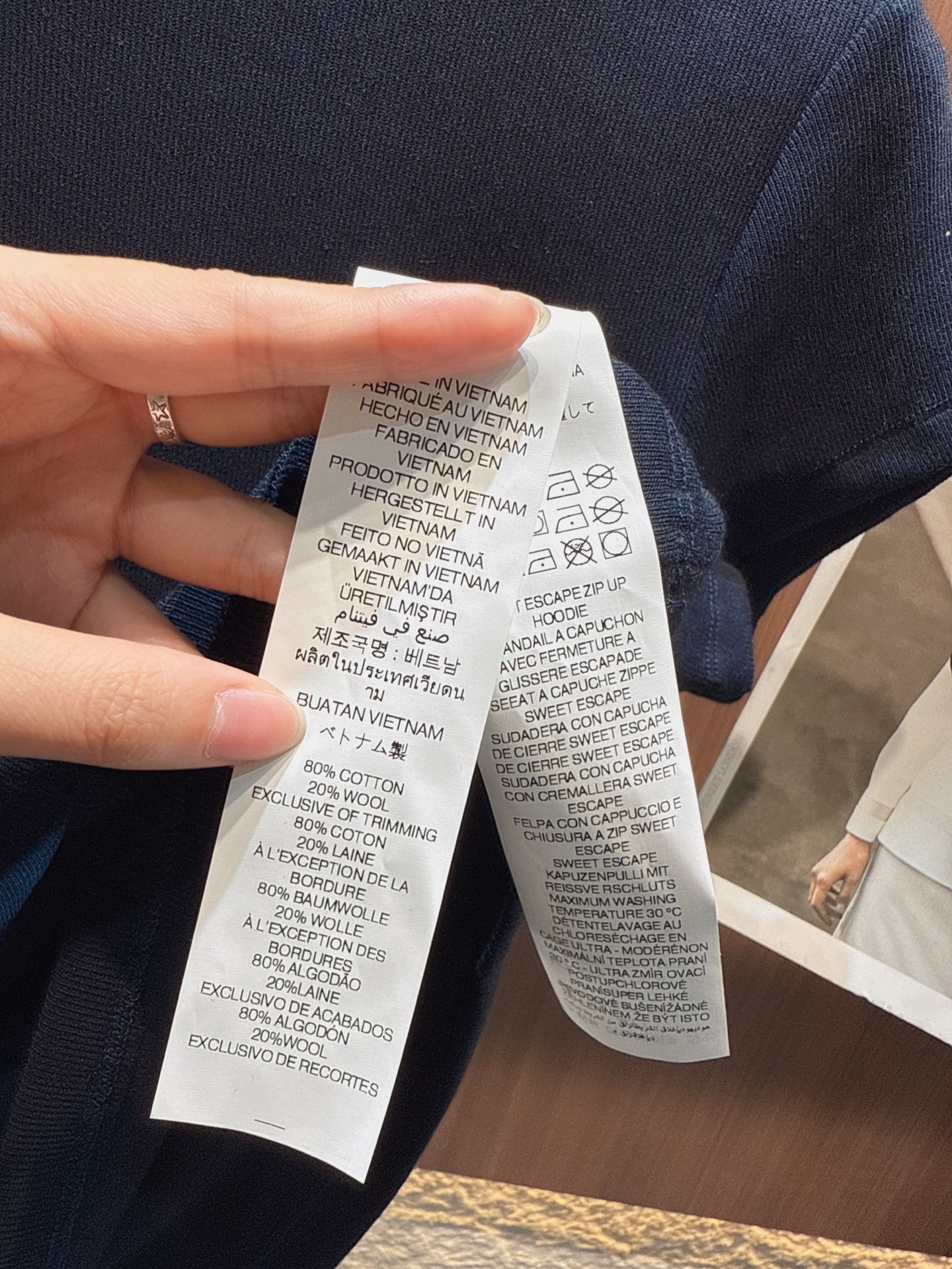 ✨✨✨alo✨✨✨ 2025秋冬新款 这组纯色短袖T恤，简约却不简单。经典圆领，贴合颈部线条。纯色设计百