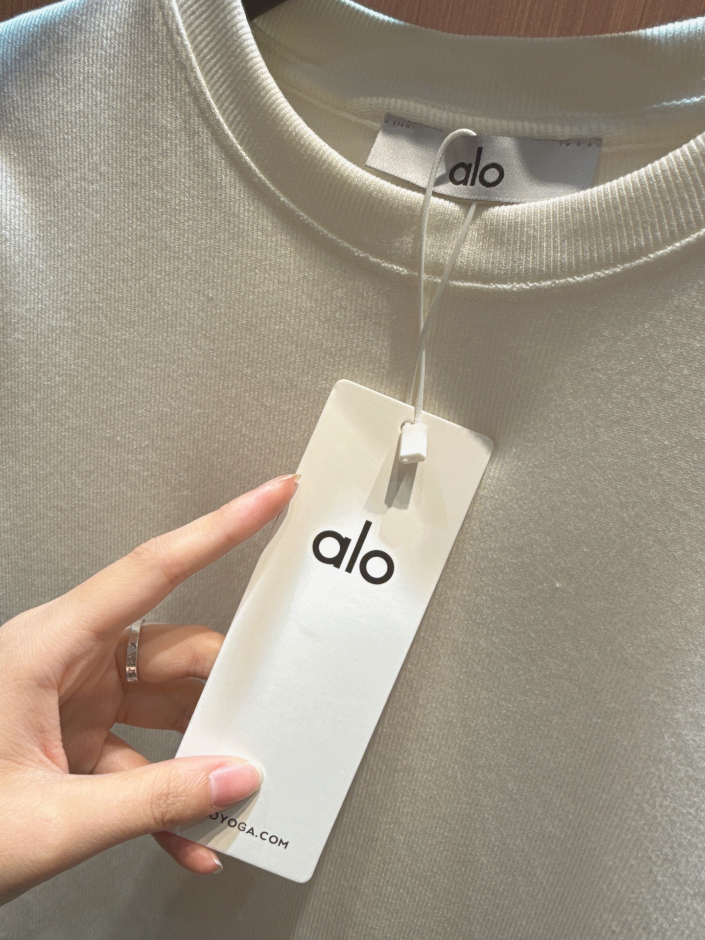 ✨✨✨alo✨✨✨ 2025秋冬新款 这组纯色短袖T恤，简约却不简单。经典圆领，贴合颈部线条。纯色设计百