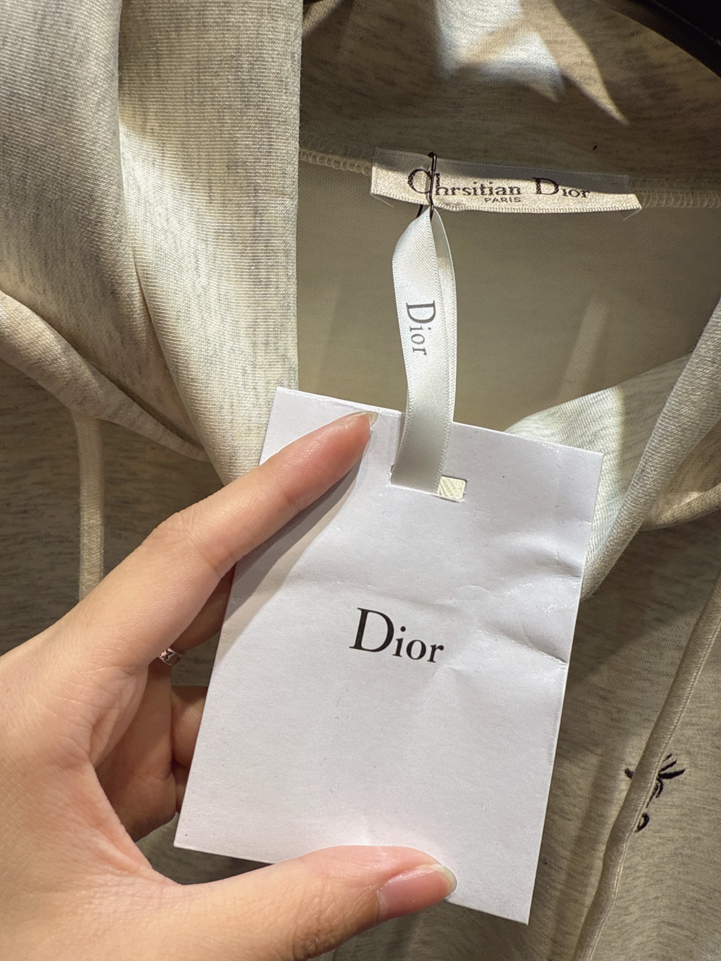 ✨✨✨Dior✨✨✨ 这套运动套装，简约又不失精致。连帽卫衣搭配阔腿裤，宽松版型舒适自在。卫衣拉链设计方