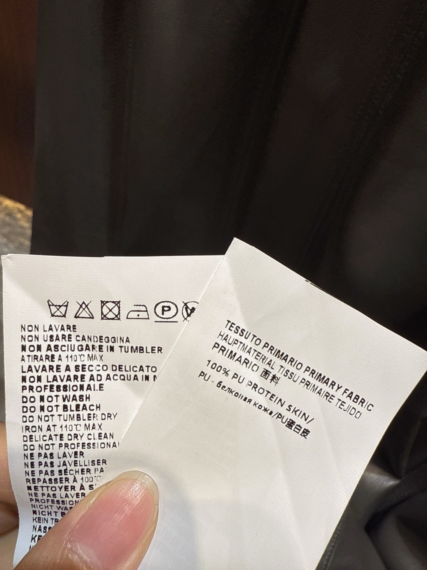 ✨✨✨玛吉拉✨✨✨ 2025秋冬新款半身裙，酷感与优雅并存。采用蛋白皮面料，质感高级。高腰松紧腰头，穿着