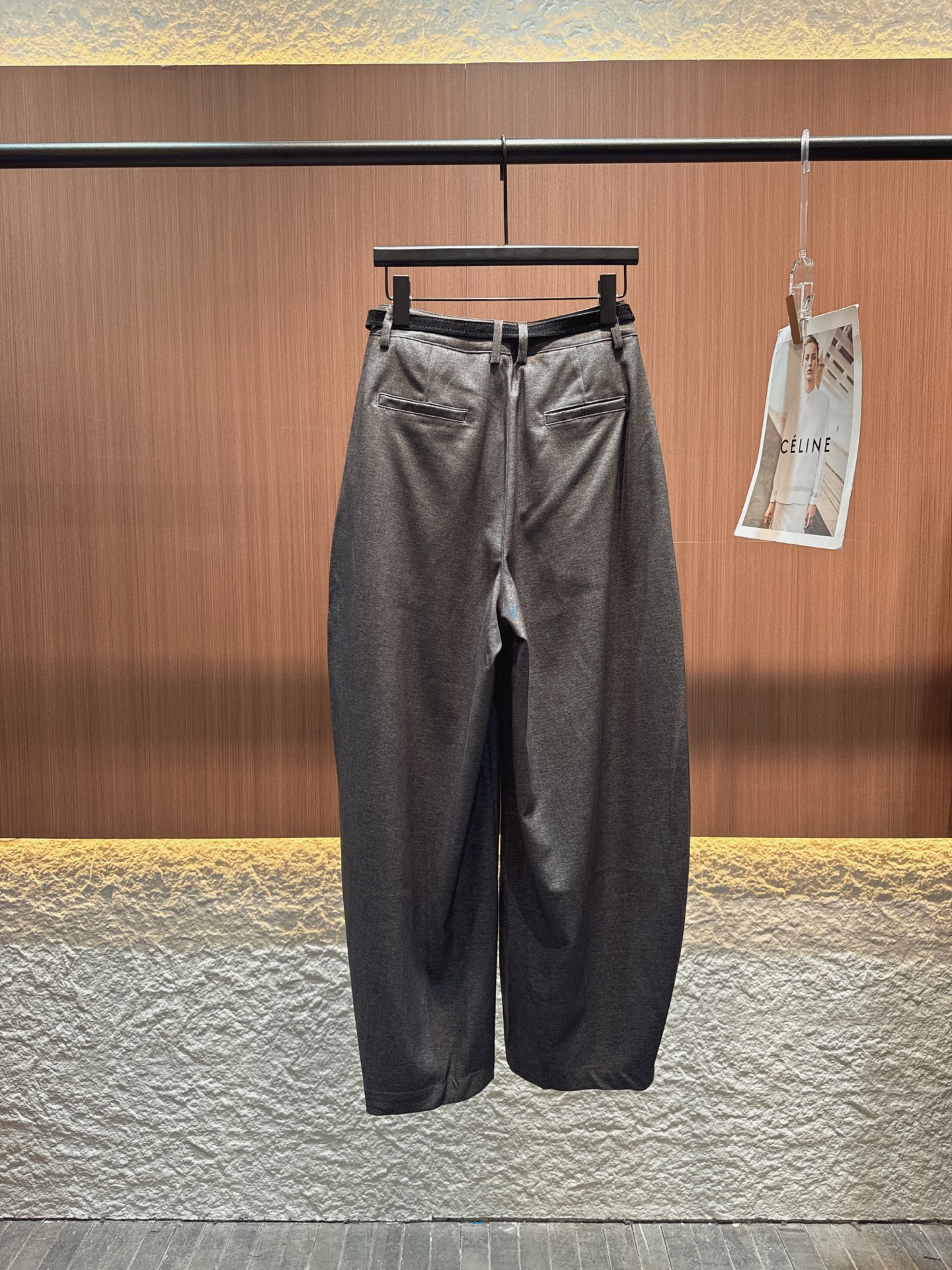 ✨✨✨玛吉拉✨✨✨ 2025新款阔腿裤，简约又有设计感。宽松大廓形，藏肉又显随性。深棕、灰、黑配色，适配