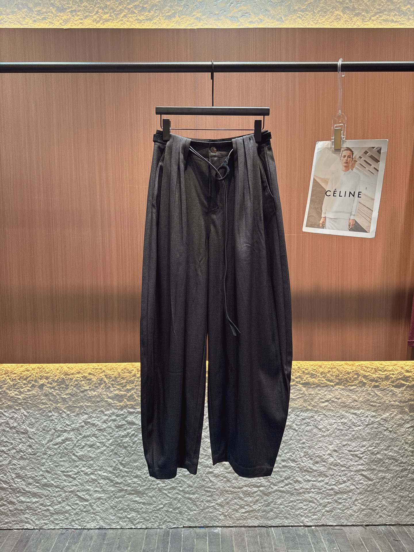 ✨✨✨玛吉拉✨✨✨ 2025新款阔腿裤，简约又有设计感。宽松大廓形，藏肉又显随性。深棕、灰、黑配色，适配
