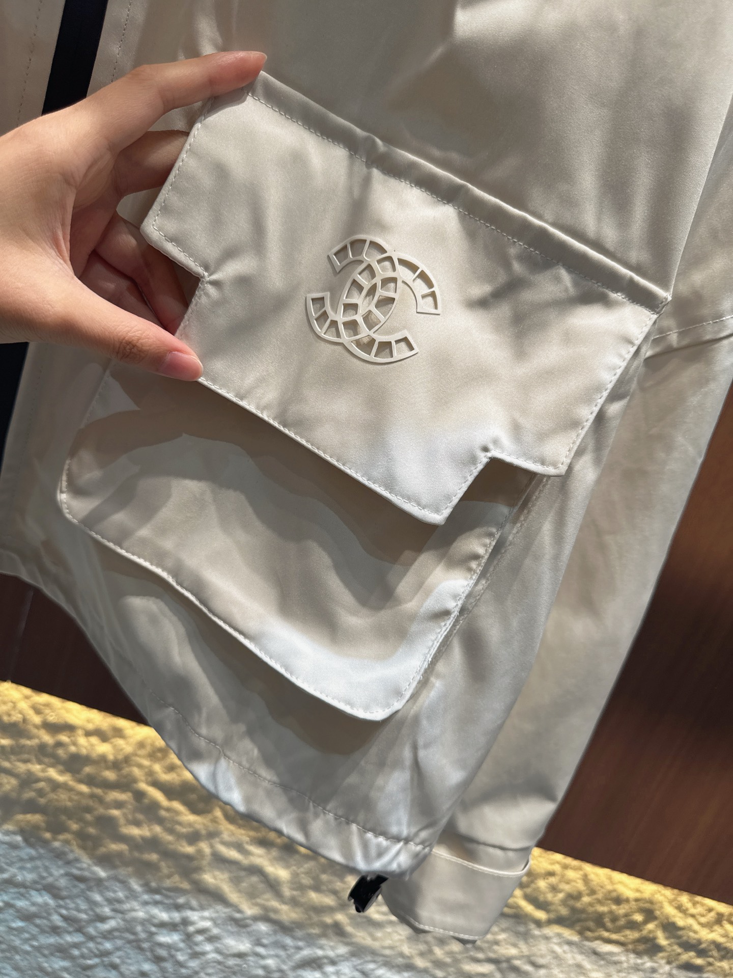 ✨✨✨小香✨✨✨ 2025新款工装风外套，设计感拉满💥 米白款简约清爽，黑色款酷飒有型。高领可调节，连帽