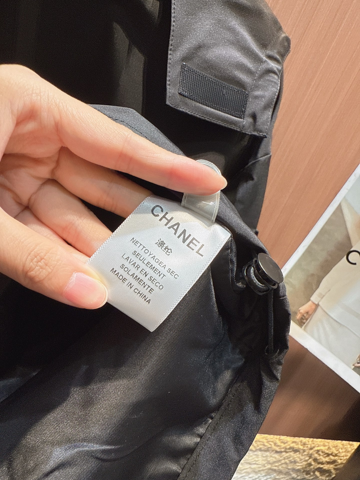✨✨✨小香✨✨✨ 2025新款工装风外套，设计感拉满💥 米白款简约清爽，黑色款酷飒有型。高领可调节，连帽