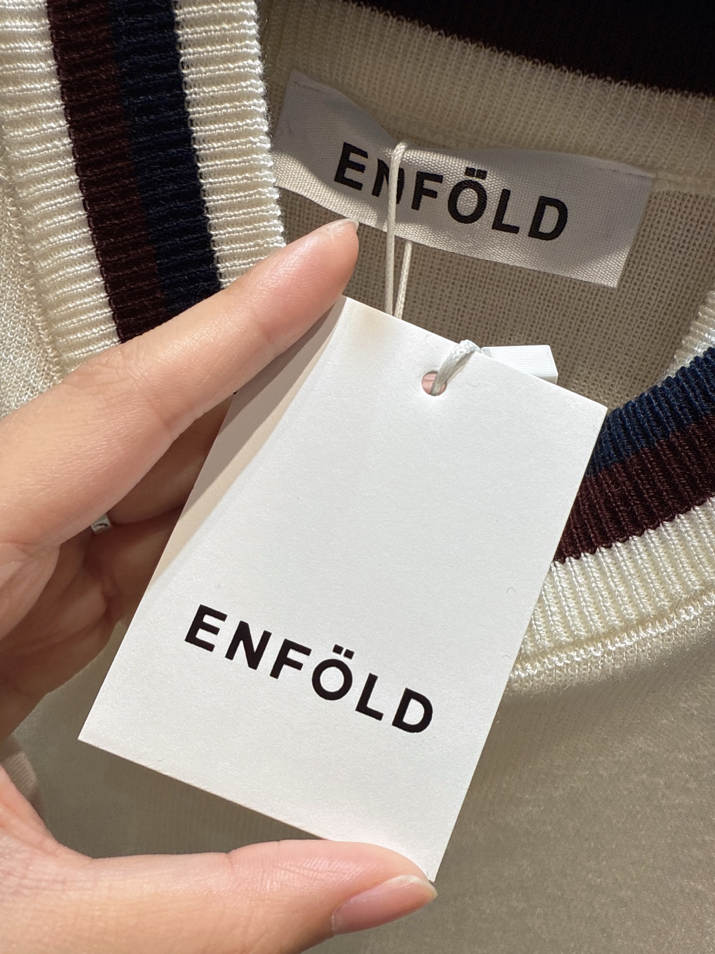 ✨✨✨enfold✨✨✨ 2025秋冬新款 半高领短袖针织衫，含70%羊毛，质感柔软又保暖。撞色领口与袖