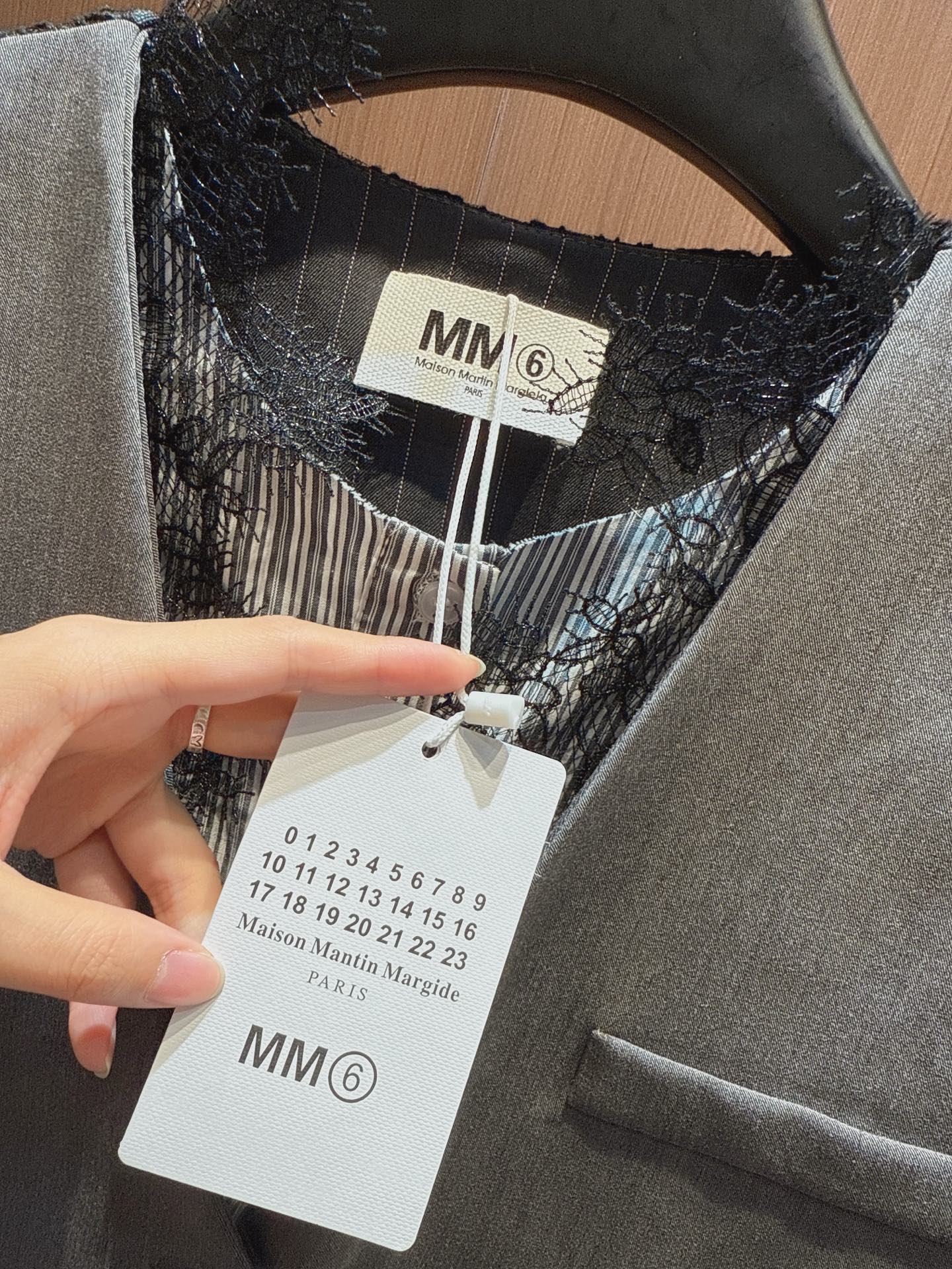✨✨✨MM6✨✨✨ 2025秋冬新品两款马甲，设计独特。浅灰款，纽扣开合，胸前与下方有口袋，侧边拼接蕾丝