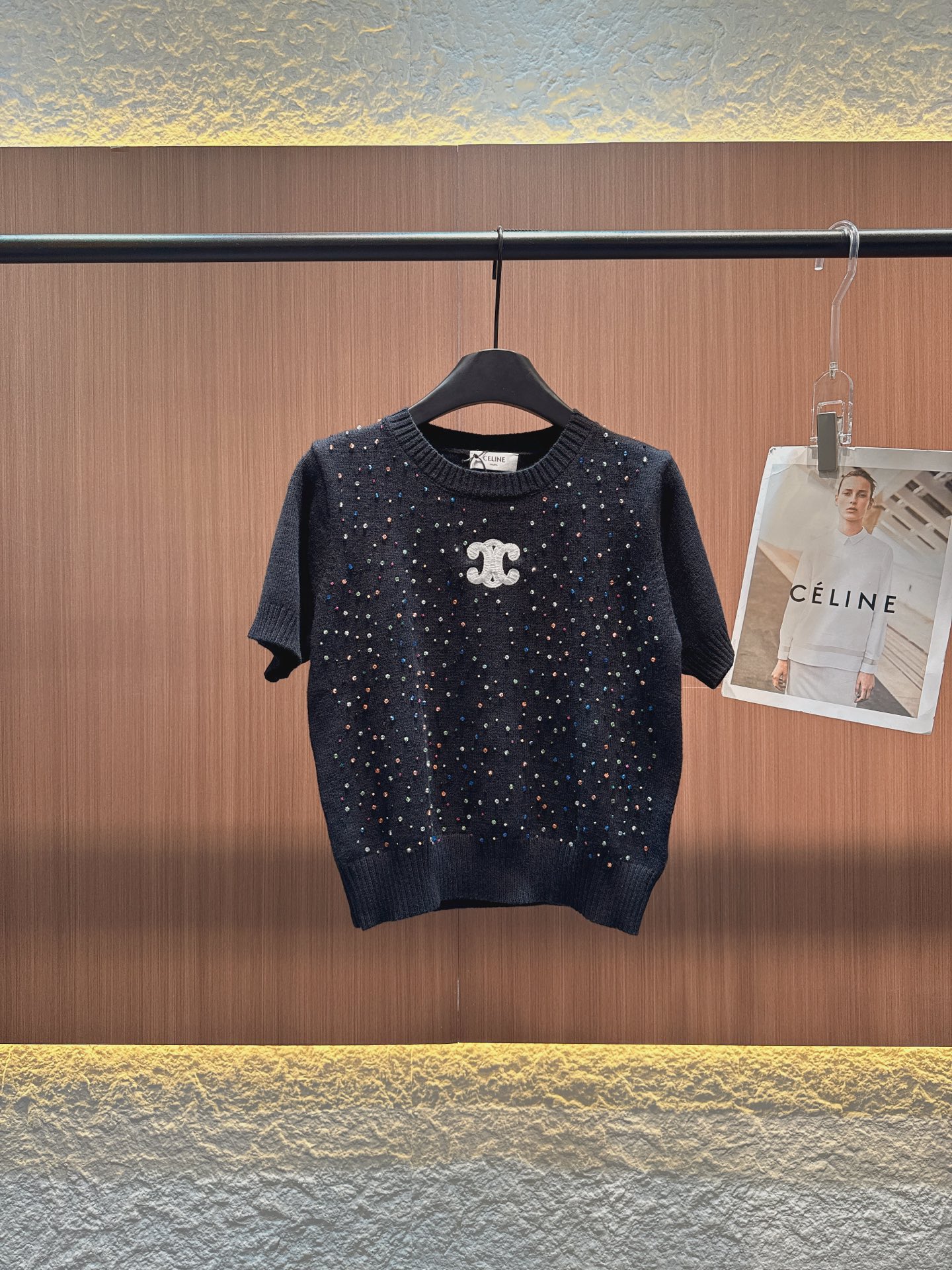 ✨✨✨Celine✨✨✨ CELINE短袖针织衫，两款配色超吸睛。白色款，胸前标志性双C logo精致，