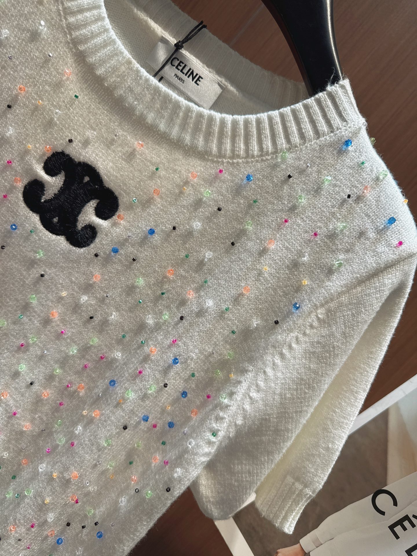 ✨✨✨Celine✨✨✨ CELINE短袖针织衫，两款配色超吸睛。白色款，胸前标志性双C logo精致，