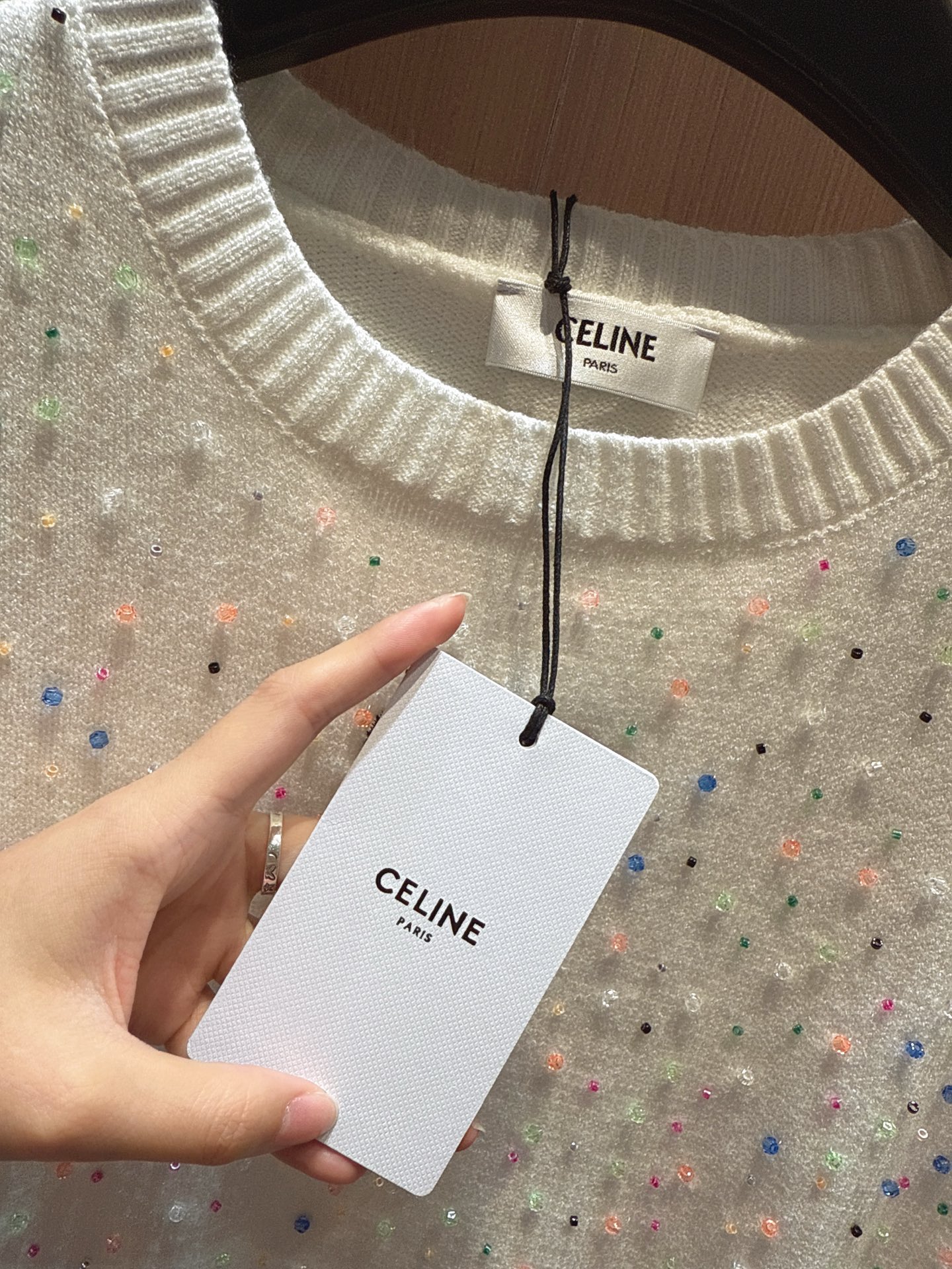 ✨✨✨Celine✨✨✨ CELINE短袖针织衫，两款配色超吸睛。白色款，胸前标志性双C logo精致，