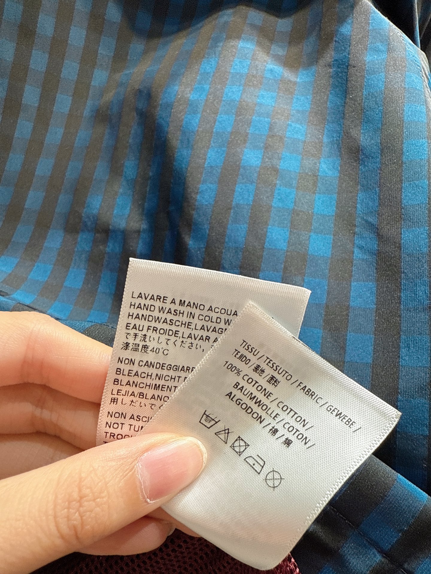 ✨✨✨巴黎世家✨✨✨ 2025秋冬新品两件蓝格纹连帽外套，充满复古风情。左边那件，蓝与浅黄交织的格纹，搭