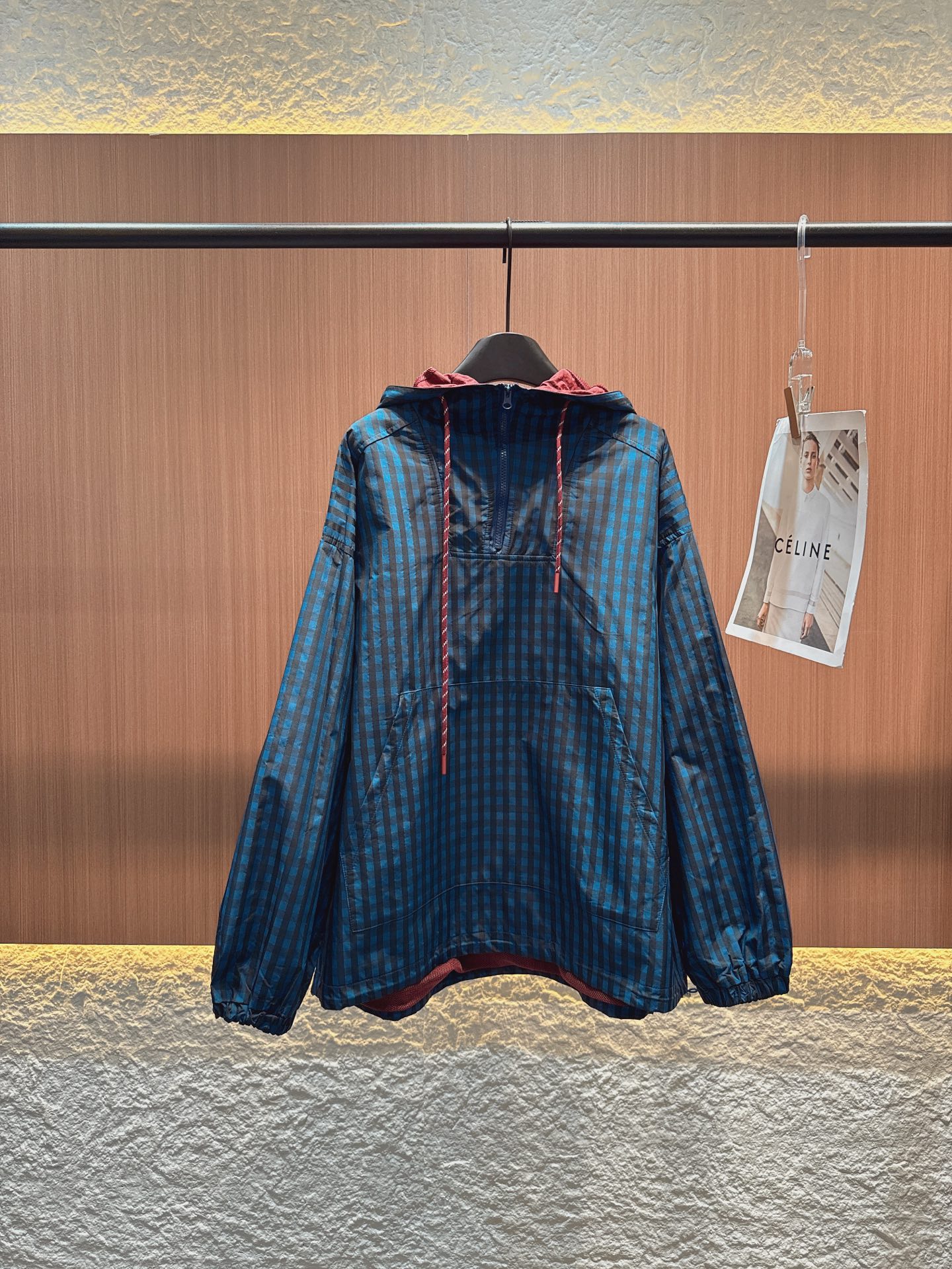 ✨✨✨巴黎世家✨✨✨ 2025秋冬新品两件蓝格纹连帽外套，充满复古风情。左边那件，蓝与浅黄交织的格纹，搭