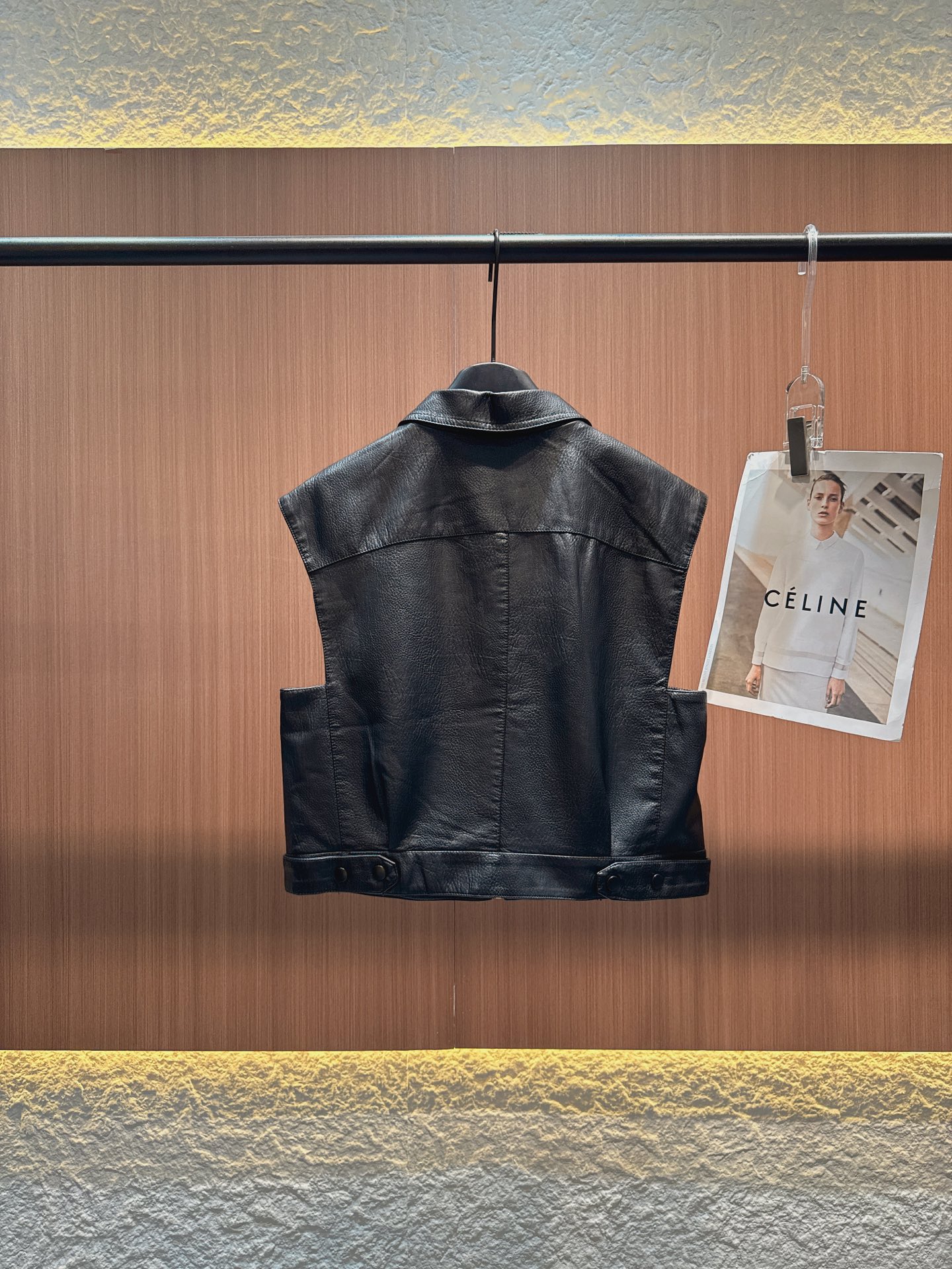✨✨✨罗意威loewe✨✨✨ 2025秋冬LOEWE品牌的皮马甲，一件为深棕色，一件为黑色。它们都采用翻