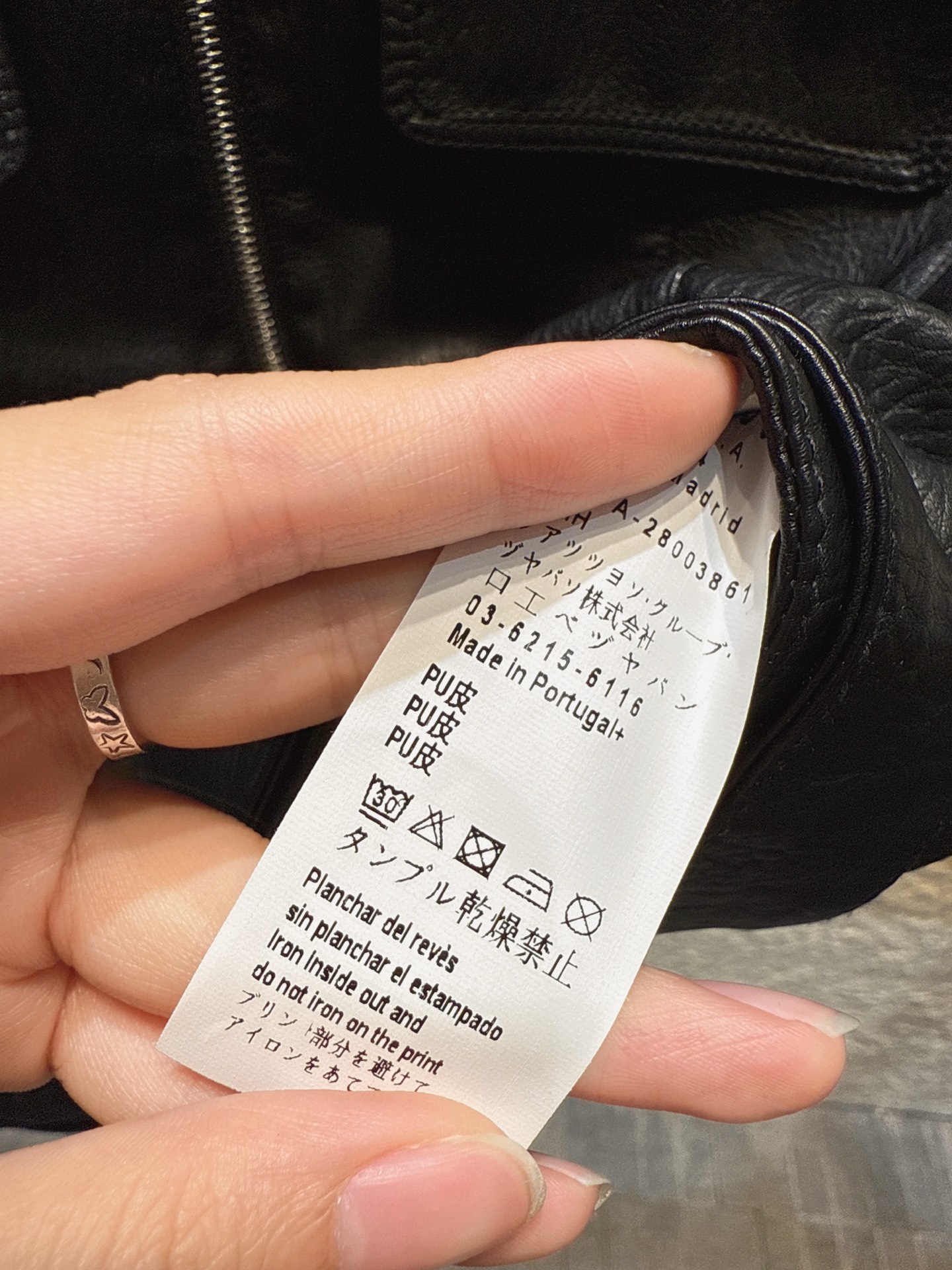 ✨✨✨罗意威loewe✨✨✨ 2025秋冬LOEWE品牌的皮马甲，一件为深棕色，一件为黑色。它们都采用翻