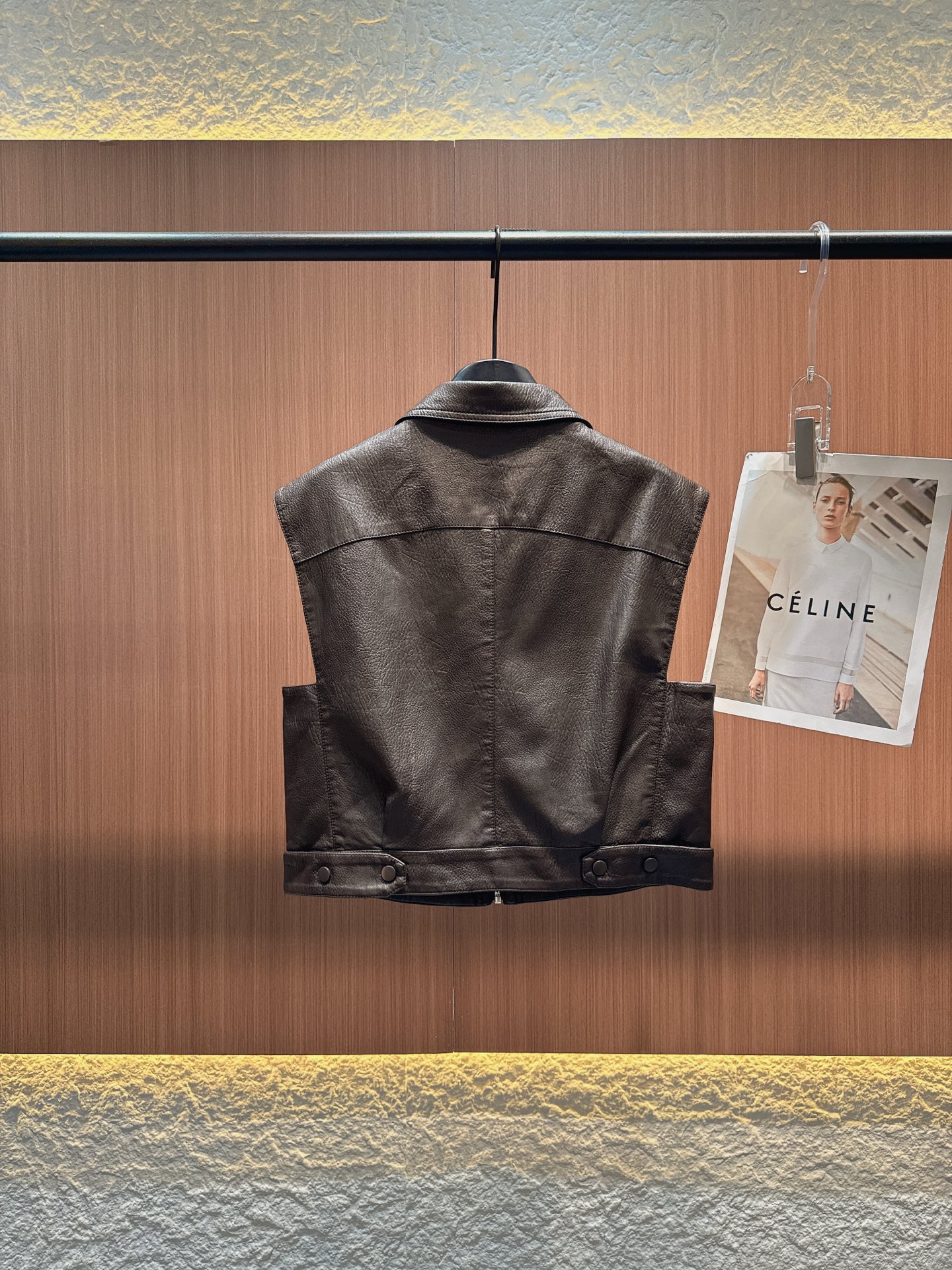 ✨✨✨罗意威loewe✨✨✨ 2025秋冬LOEWE品牌的皮马甲，一件为深棕色，一件为黑色。它们都采用翻