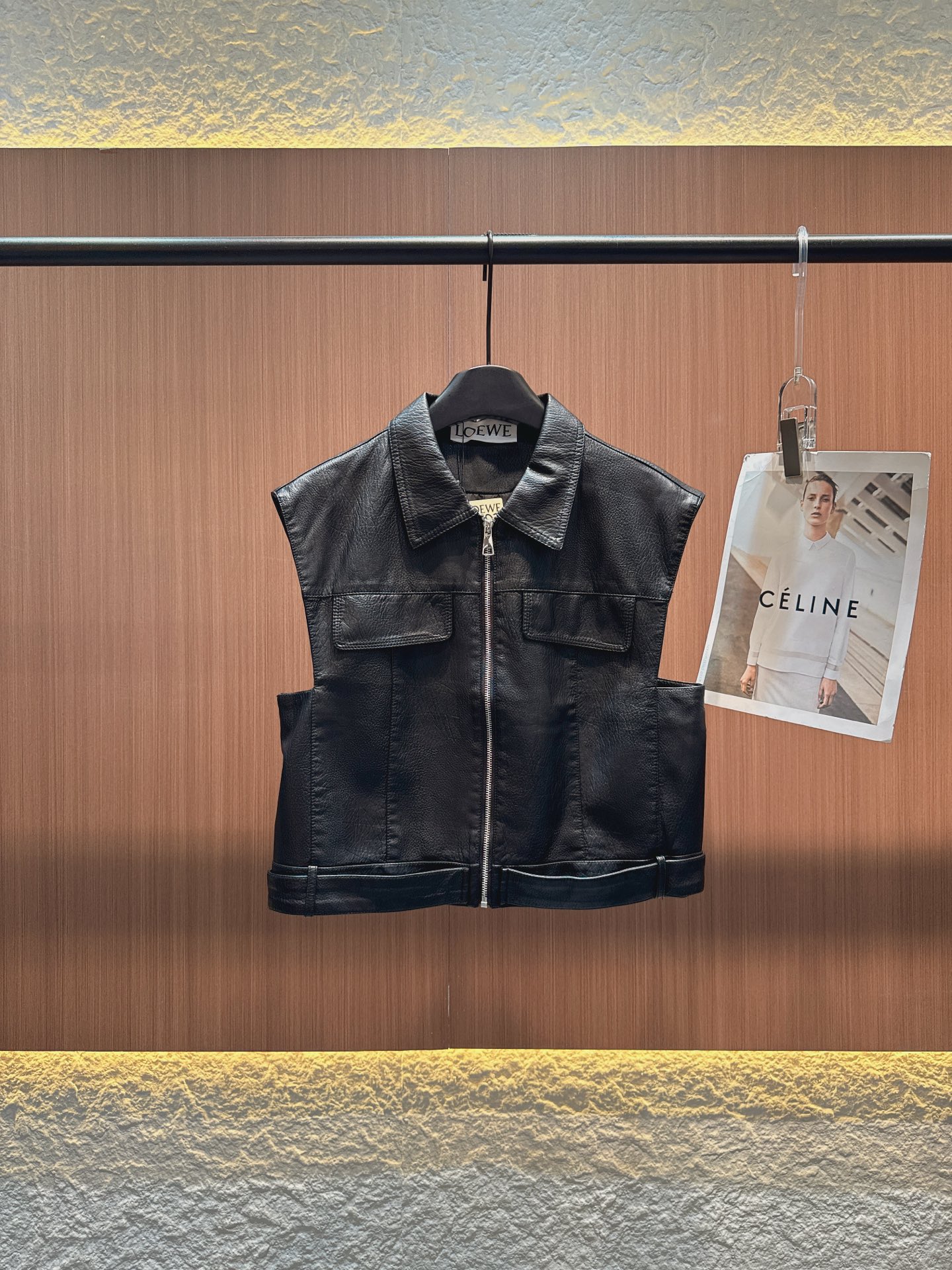✨✨✨罗意威loewe✨✨✨ 2025秋冬LOEWE品牌的皮马甲，一件为深棕色，一件为黑色。它们都采用翻