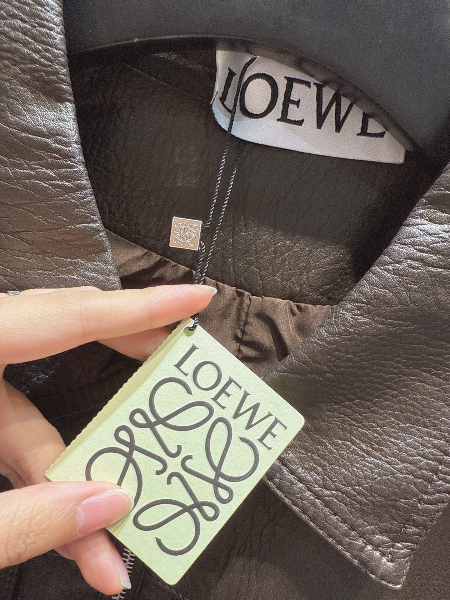 ✨✨✨罗意威loewe✨✨✨ 2025秋冬LOEWE品牌的皮马甲，一件为深棕色，一件为黑色。它们都采用翻