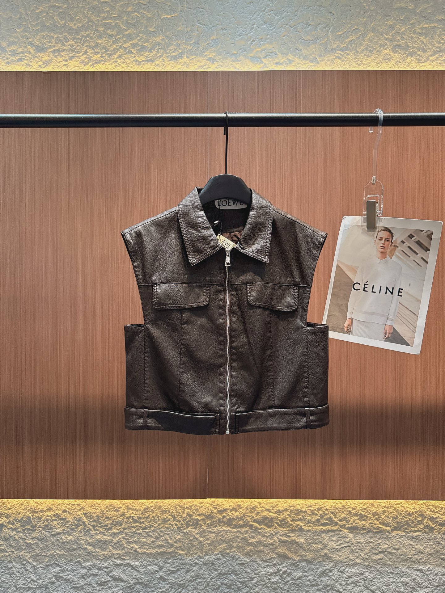 ✨✨✨罗意威loewe✨✨✨ 2025秋冬LOEWE品牌的皮马甲，一件为深棕色，一件为黑色。它们都采用翻