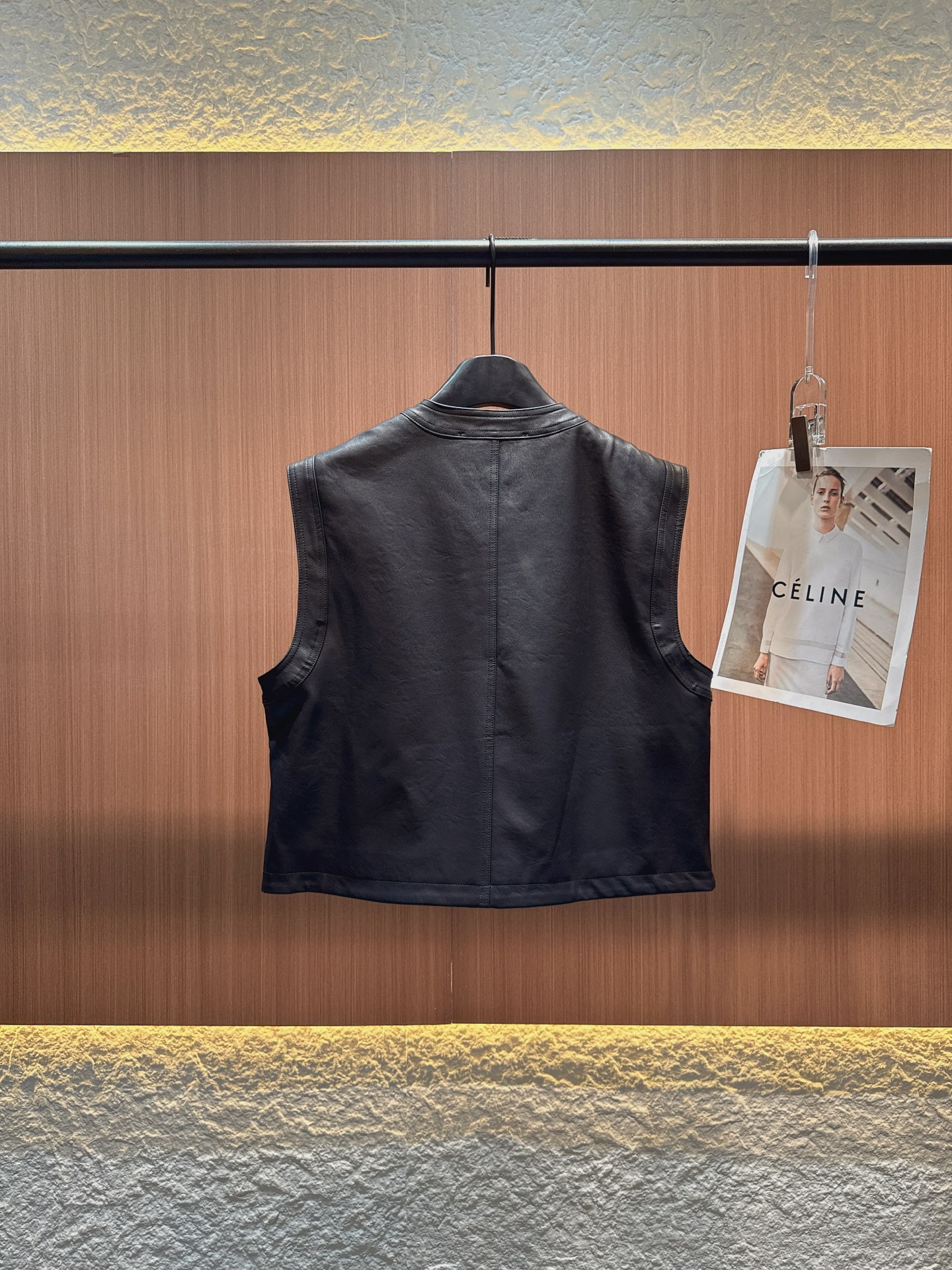 ✨✨✨loewe✨✨✨ 2025秋冬新品黑色皮马甲来自品牌LOEWE。立领无袖设计，干练利落 。前胸设有