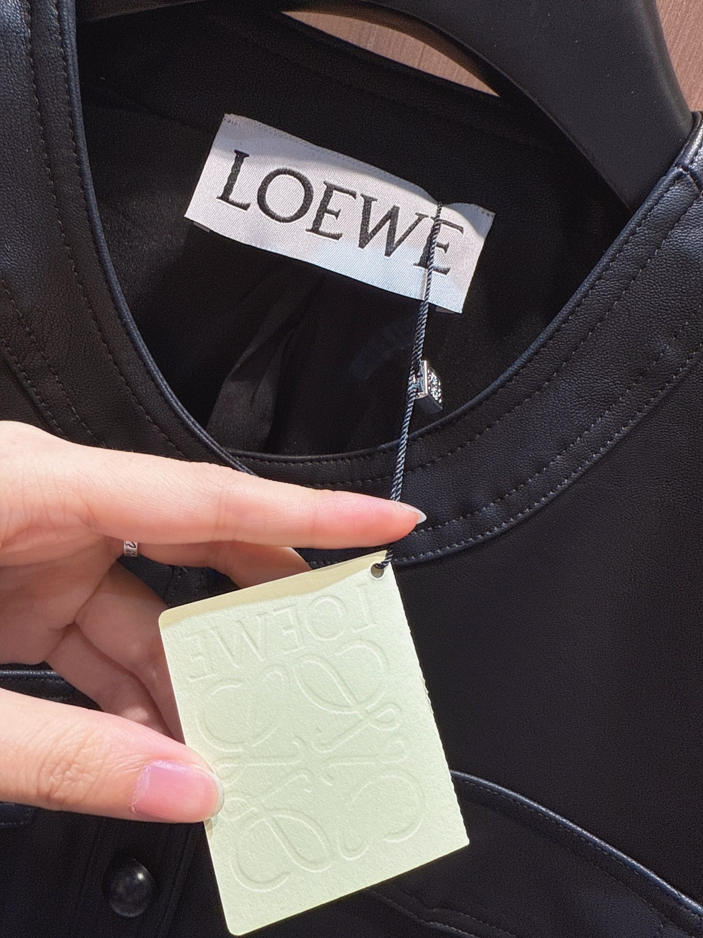 ✨✨✨loewe✨✨✨ 2025秋冬新品黑色皮马甲来自品牌LOEWE。立领无袖设计，干练利落 。前胸设有