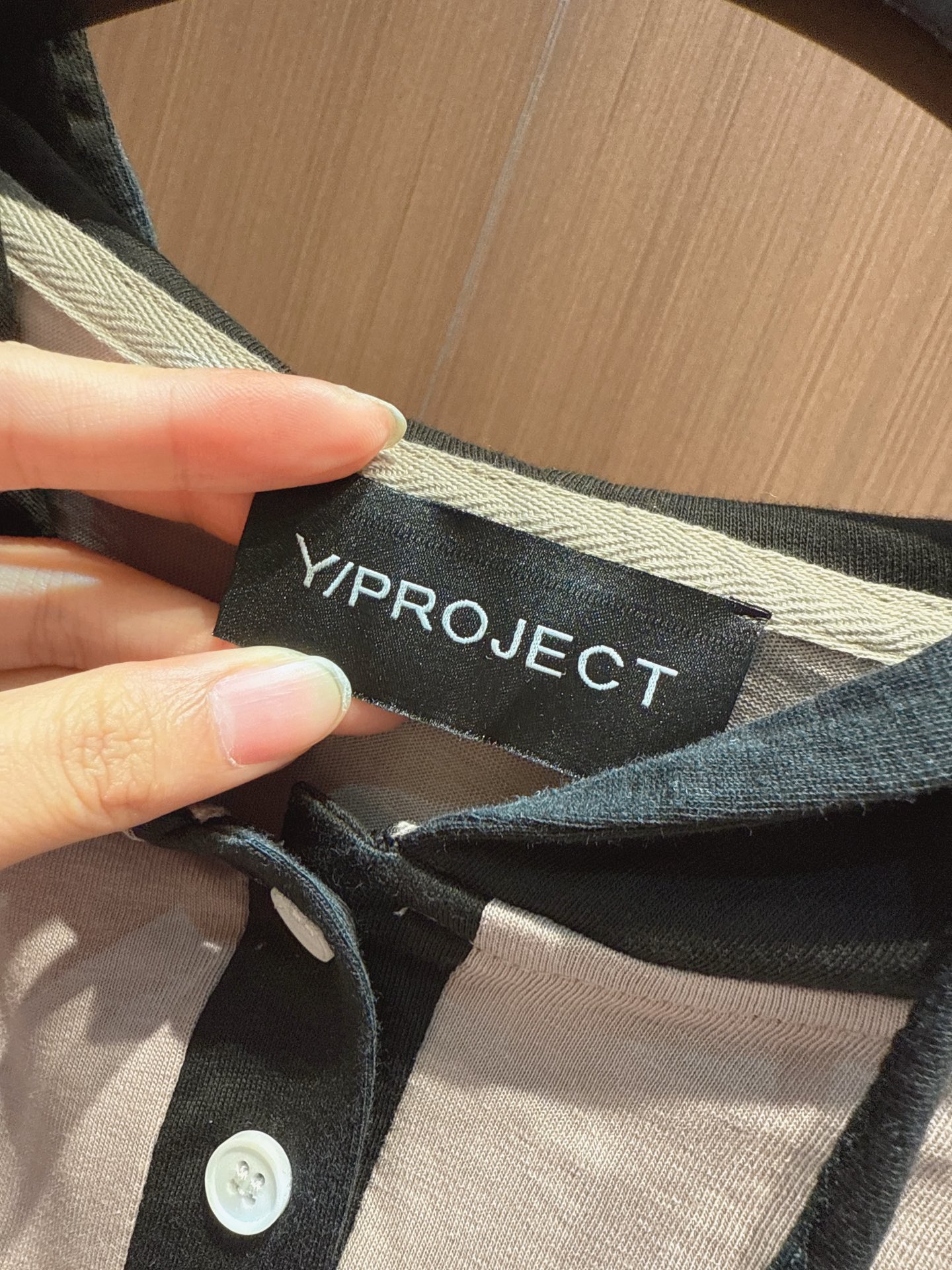✨✨✨YP✨✨✨ 2025秋冬新款 这款连帽上衣超赞！灰、黑、白三色拼接，设计感拉满。连帽带抽绳，休闲又