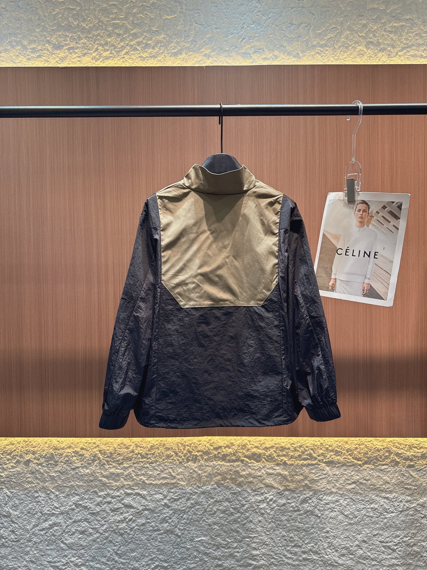 ✨✨✨Sacai✨✨✨ 2025秋冬新品立领拉链外套，尽显休闲运动风。色彩拼接独具匠心，像第一件，浅军绿