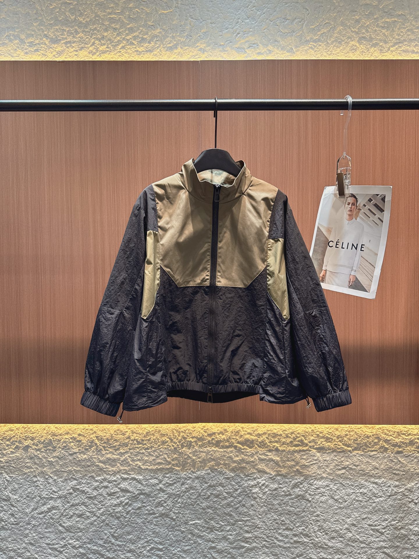 ✨✨✨Sacai✨✨✨ 2025秋冬新品立领拉链外套，尽显休闲运动风。色彩拼接独具匠心，像第一件，浅军绿