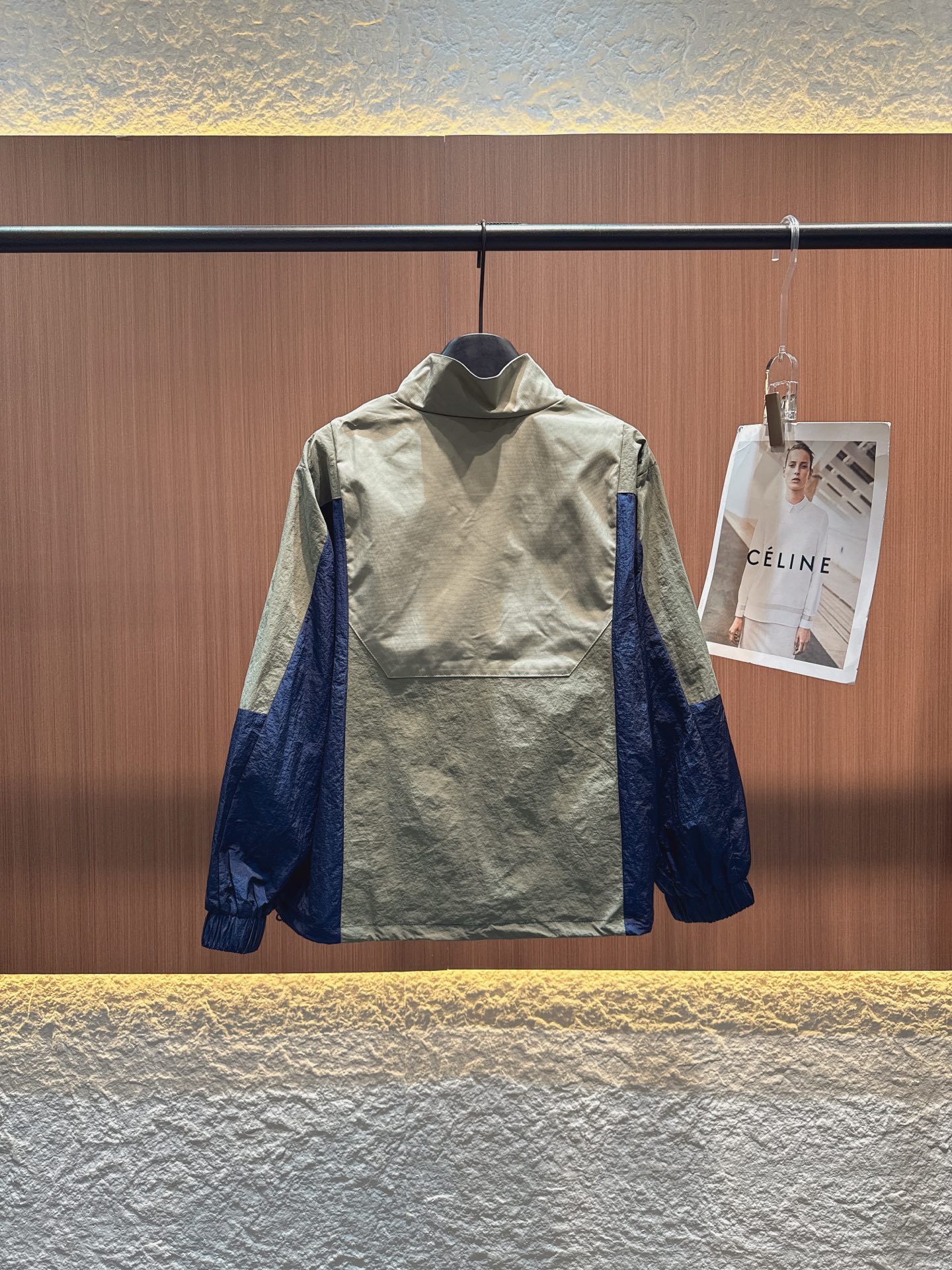 ✨✨✨Sacai✨✨✨ 2025秋冬新品立领拉链外套，尽显休闲运动风。色彩拼接独具匠心，像第一件，浅军绿
