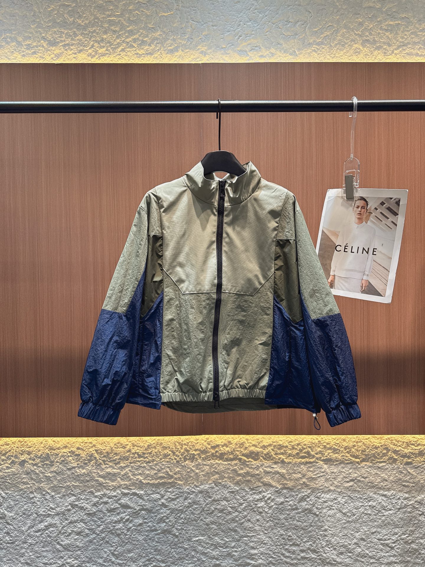 ✨✨✨Sacai✨✨✨ 2025秋冬新品立领拉链外套，尽显休闲运动风。色彩拼接独具匠心，像第一件，浅军绿