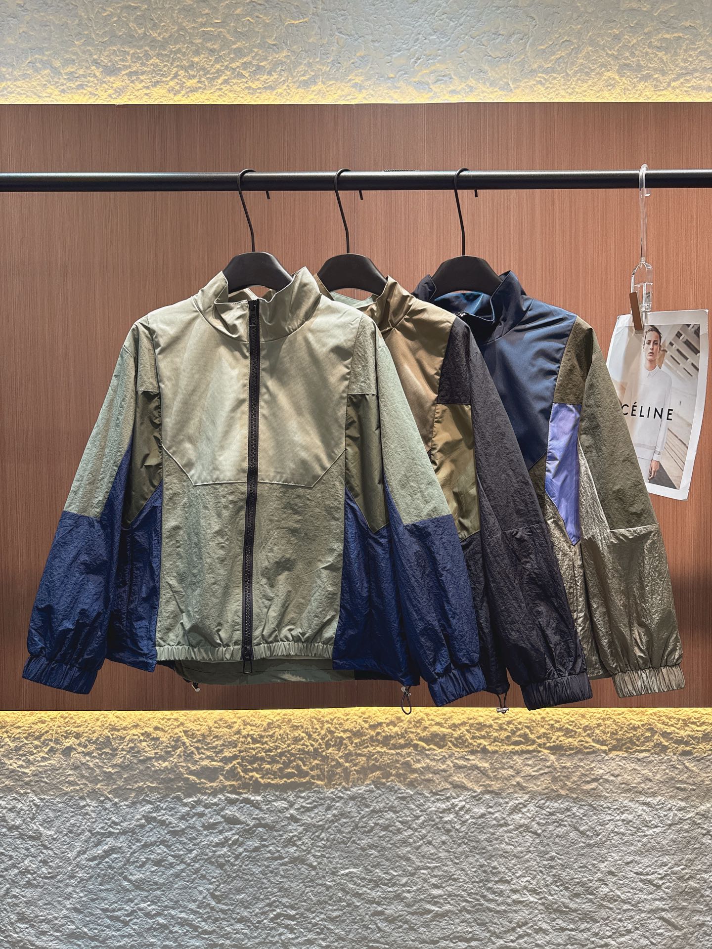 ✨✨✨Sacai✨✨✨ 2025秋冬新品立领拉链外套，尽显休闲运动风。色彩拼接独具匠心，像第一件，浅军绿