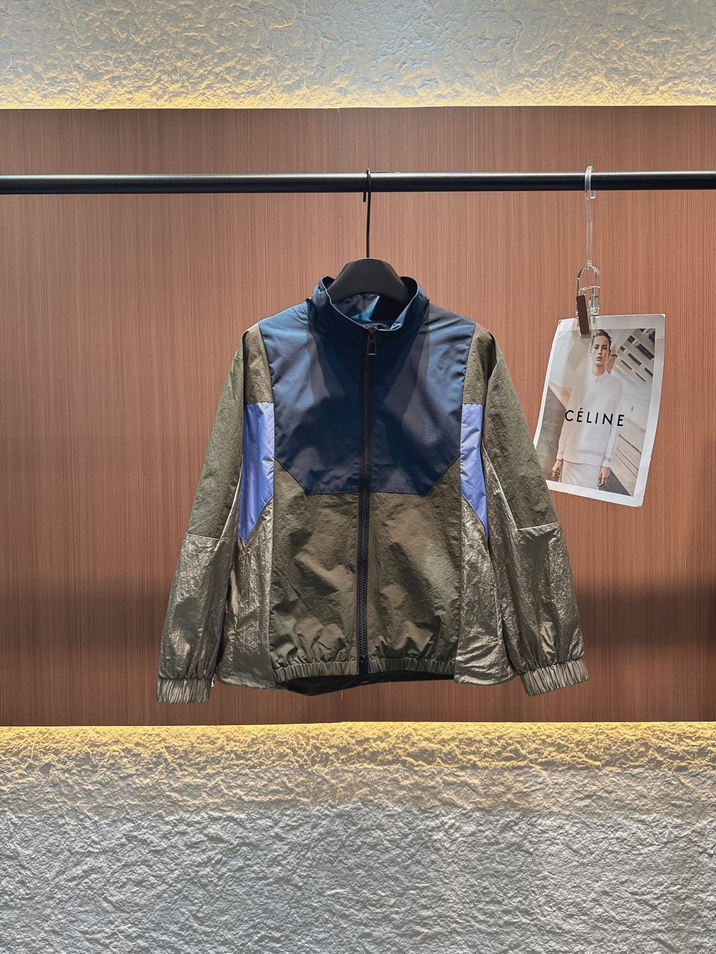 ✨✨✨Sacai✨✨✨ 2025秋冬新品立领拉链外套，尽显休闲运动风。色彩拼接独具匠心，像第一件，浅军绿
