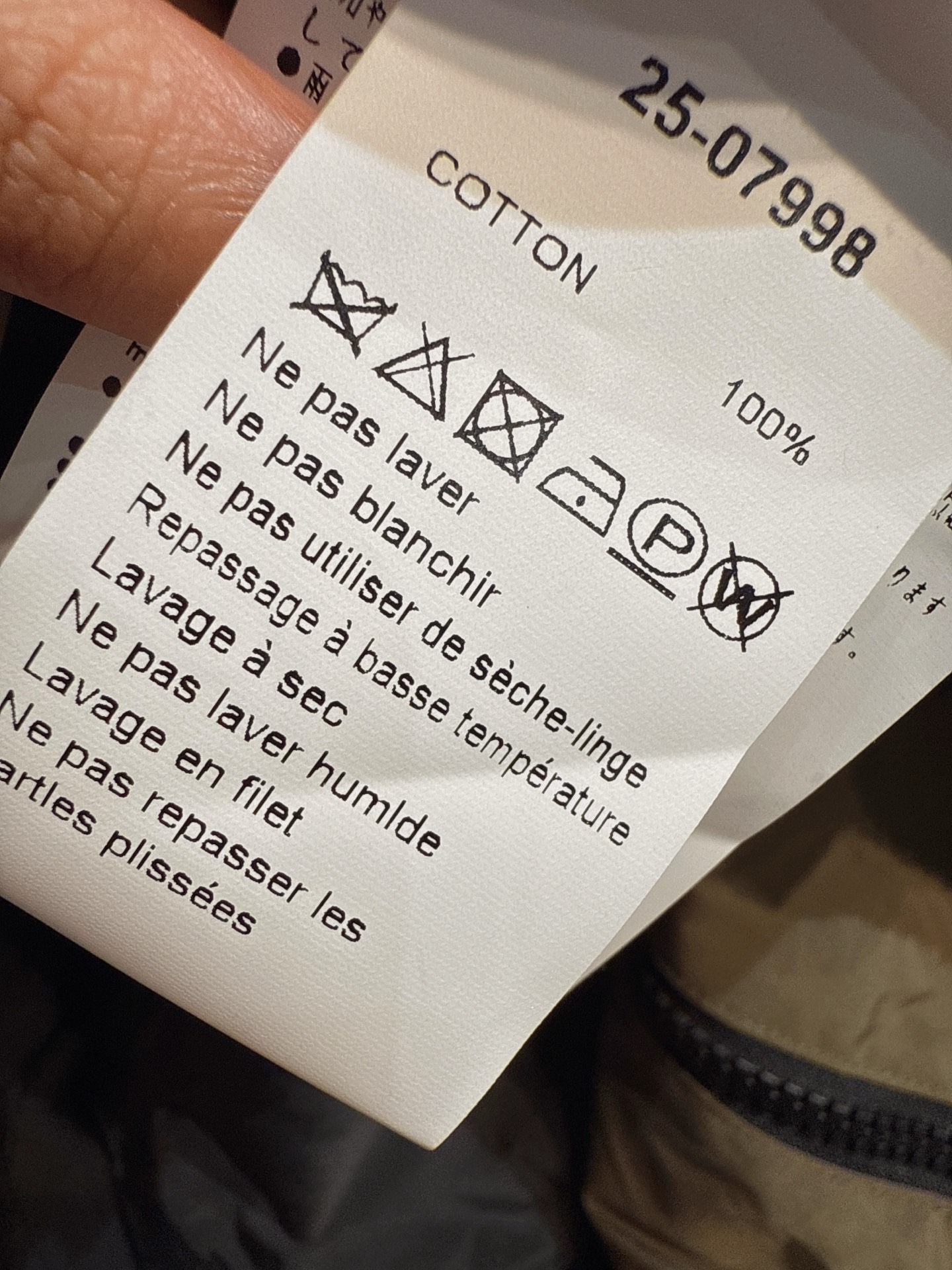 ✨✨✨Sacai✨✨✨ 2025秋冬新品立领拉链外套，尽显休闲运动风。色彩拼接独具匠心，像第一件，浅军绿