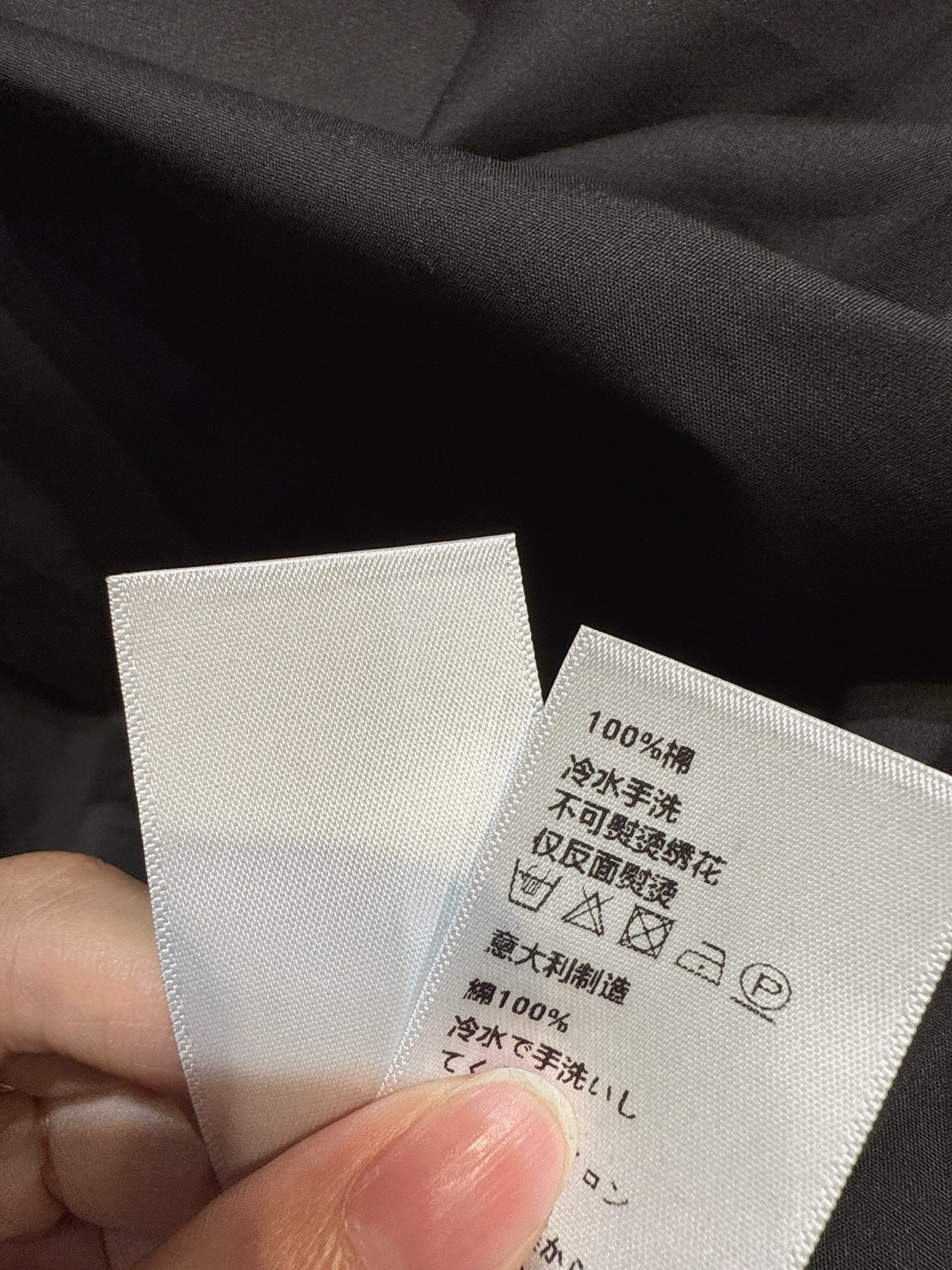 ✨✨✨QOY✨✨✨ 2025秋冬新品图一白一黑，简约又不失时尚感。白色上衣在胸前有独特的三角标志设计，增