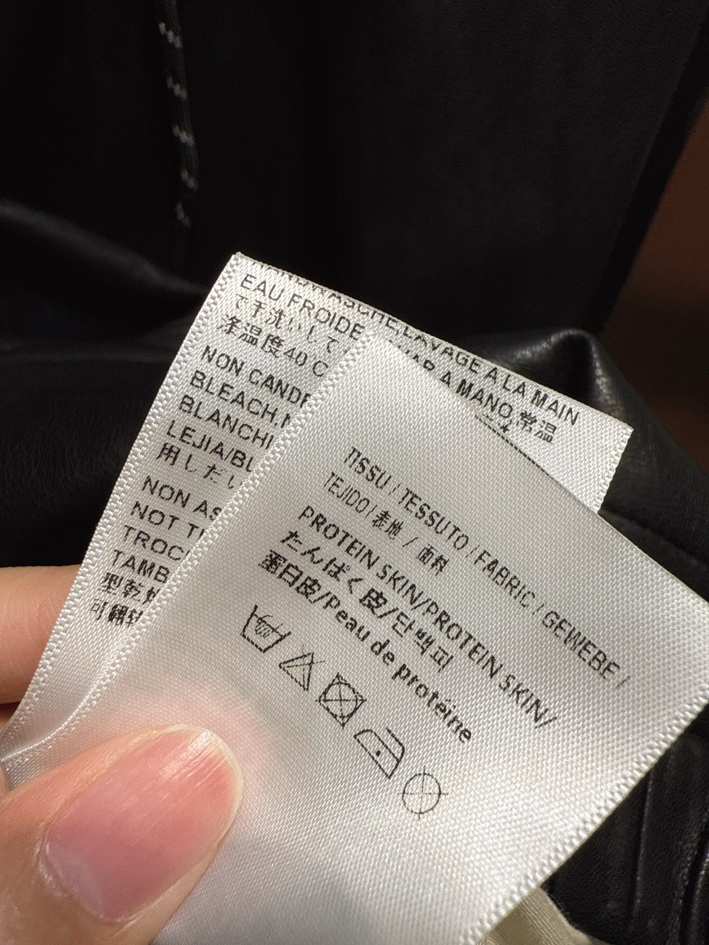 ✨✨✨巴黎世家✨✨✨ 2025秋冬新品 连帽蛋白皮上衣，简约又不失格调。有柔和的浅色系、沉稳的棕色系以及