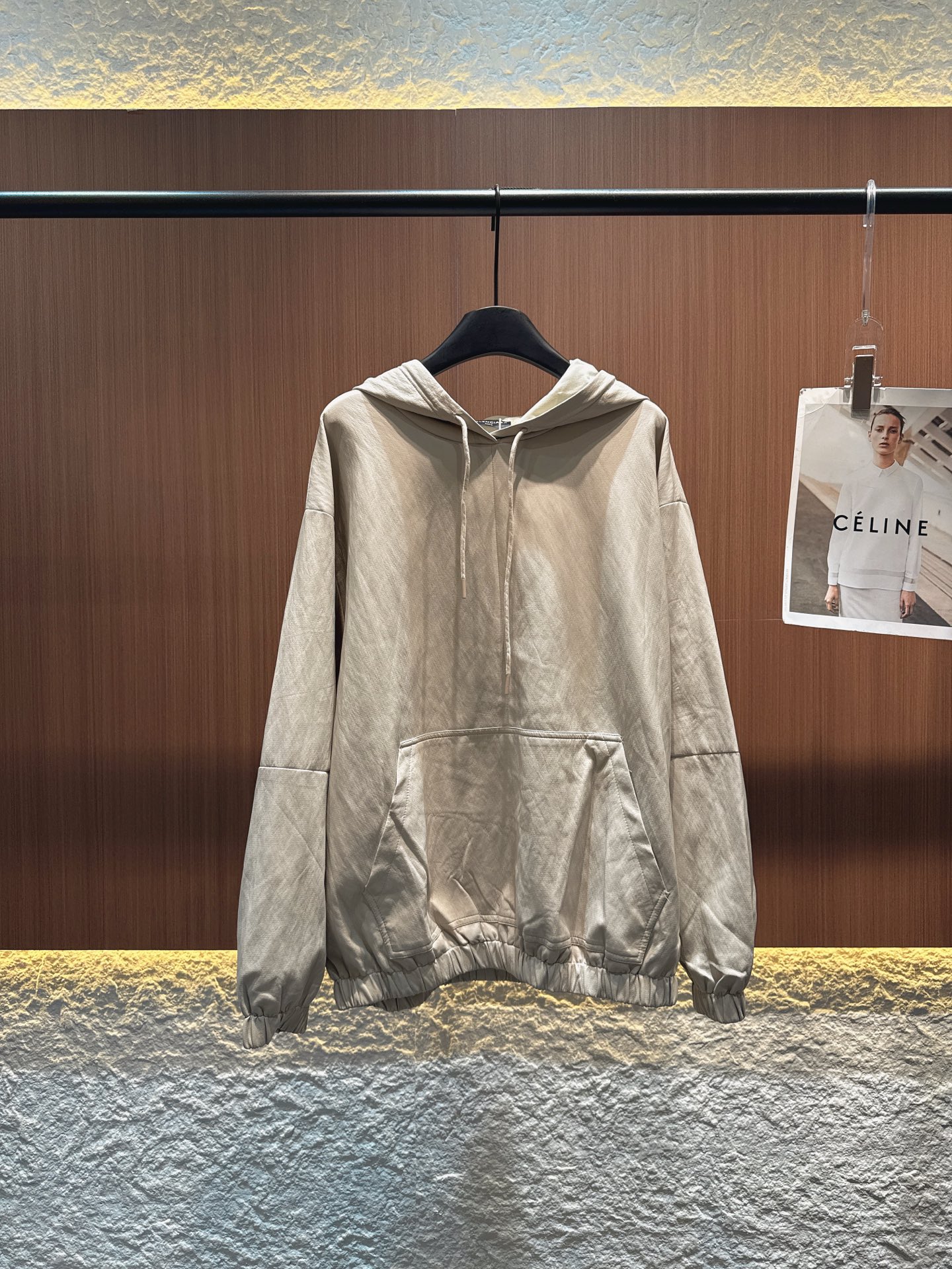 ✨✨✨巴黎世家✨✨✨ 2025秋冬新品 连帽蛋白皮上衣，简约又不失格调。有柔和的浅色系、沉稳的棕色系以及